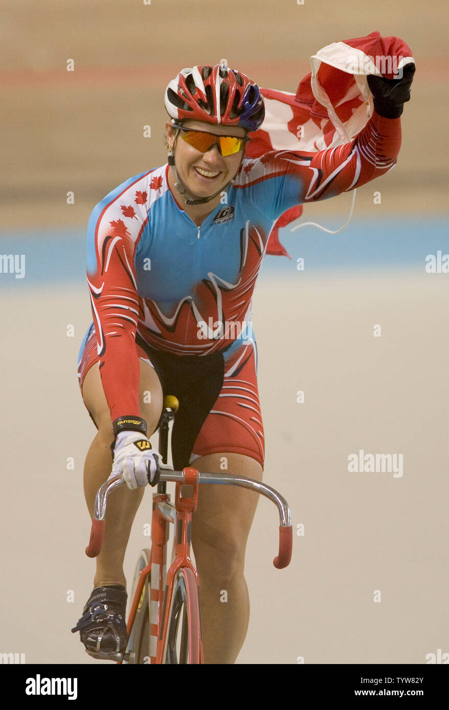 Canada's Lori-Ann Muenzer celebra dopo aver battuto la Russia Tamilla Abassova per vincere la medaglia d'oro nel femminile Sprint di pista ciclabile al 2004 Atene giochi olimpici estivi, 24 agosto 2004. (UPI Photo/ Heinz Ruckemann) Foto Stock