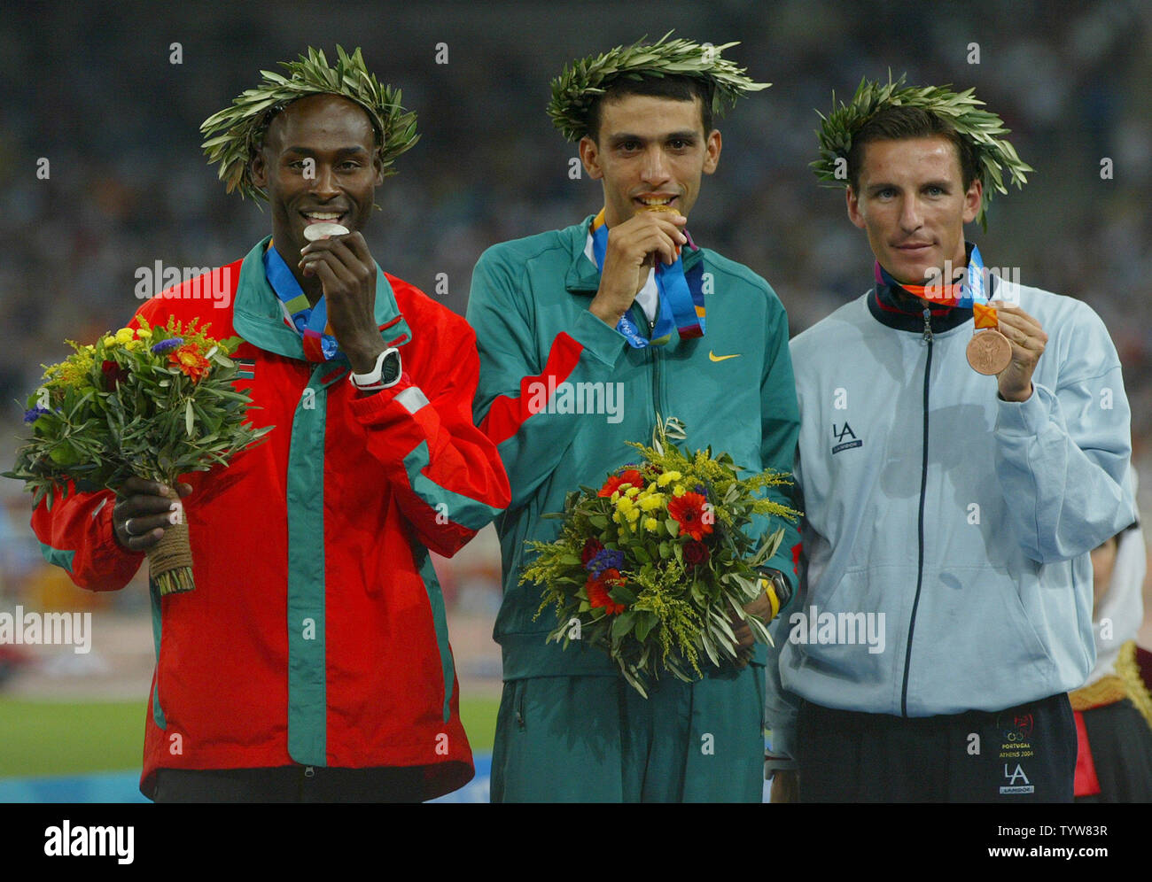 Sul podio L. per R. Bernard Legat, Kenya (argento), Hicham El Geurrouj, Marocco (oro) e Rui Silva, Portogallo (bronzo) negli uomini 1500m allo Stadio Olimpico al 2004 Atene giochi olimpici estivi, Agosto 25, 2004. (UPI Photo/ Claus Andersen) Foto Stock