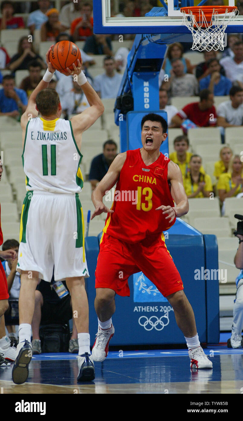 Yao Ming della Cina gaurds contro Eurelijus Zukauskas della Lituania in azione di spareggio al 2004 Atene giochi olimpici estivi, Agosto 26, 2004. (UPI Photo/ Claus Andersen) Foto Stock