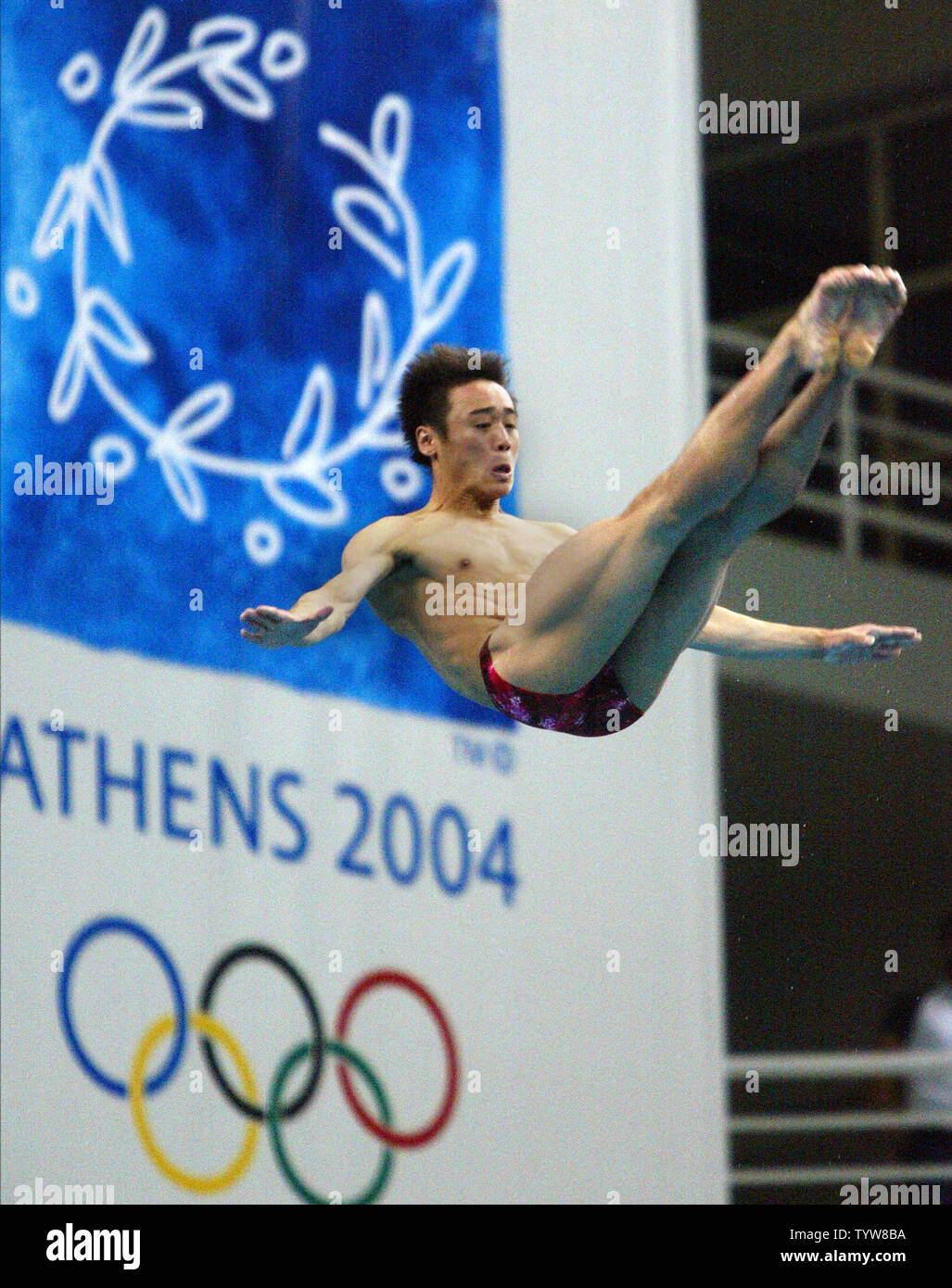 Cinese Hu Jia si tuffa all'oro nell'Olympic uomini 10 meter platform finale al Athens Olympic Indoor Aquatic Center il 28 agosto 2004. Il sig. Hu guadagnato dieci punteggi perfetto da giudici mentre esegue il suo sei immersioni. (UPI foto/Grazia Chiu) Foto Stock