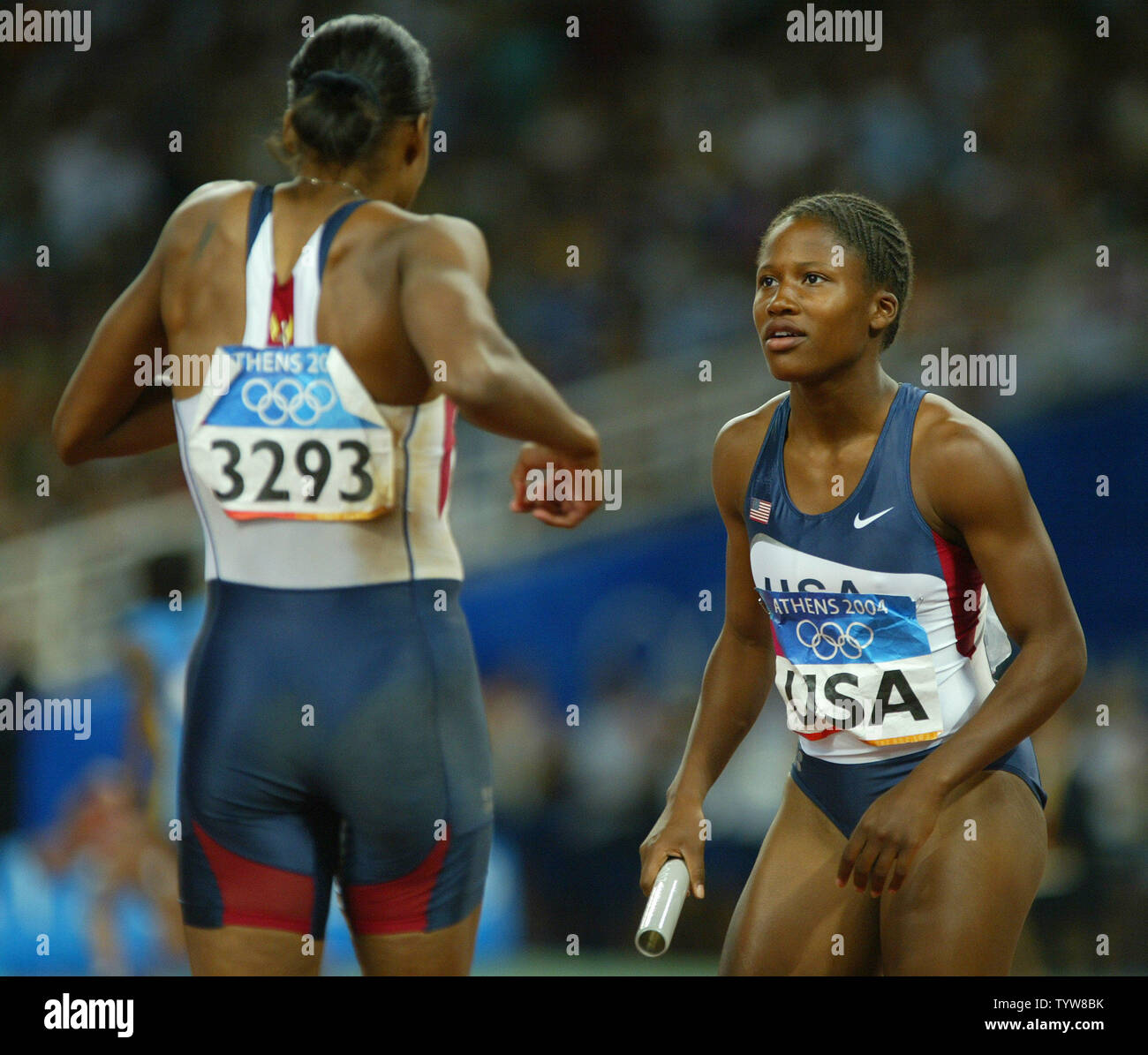 Un cattivo scambio tra Marion Jones e Lauryn Williams (R) in campo femminile 4x100m costo relè usa una chance a oro allo Stadio Olimpico al 2004 Atene giochi olimpici estivi, 28 agosto 2004. (UPI Photo/ Claus Andersen) Foto Stock