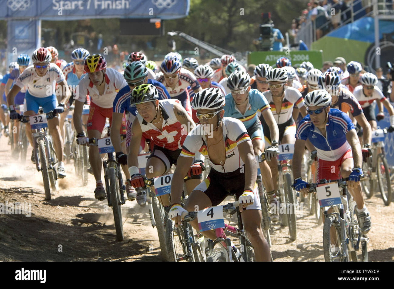 Piloti scattare a partire dall'inizio degli uomini della Mountain Bike Cross Country finale al Parnitha Venue olimpiche del 2004 Atene giochi olimpici estivi, 28 agosto 2004. (UPI foto/Heinz Ruckemann) Foto Stock