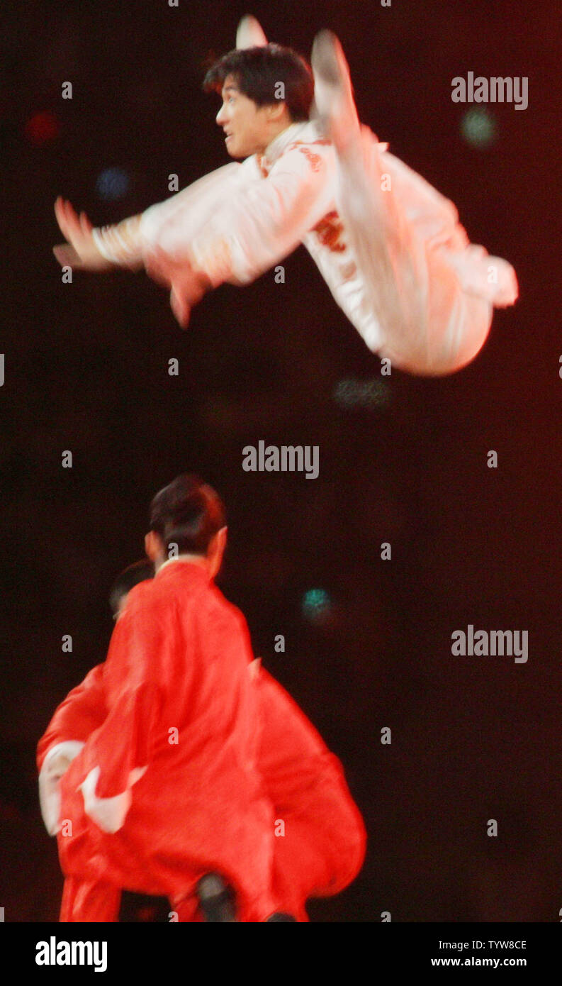 Un ballerino cinese esegue nella cerimonia di chiusura dei Giochi Olimpici ad Atene Olympic Stadium il 29 agosto 2004. Pechino ospiterà i prossimi giochi olimpici estivi nel 2008. (UPI foto/Grazia Chiu) Foto Stock