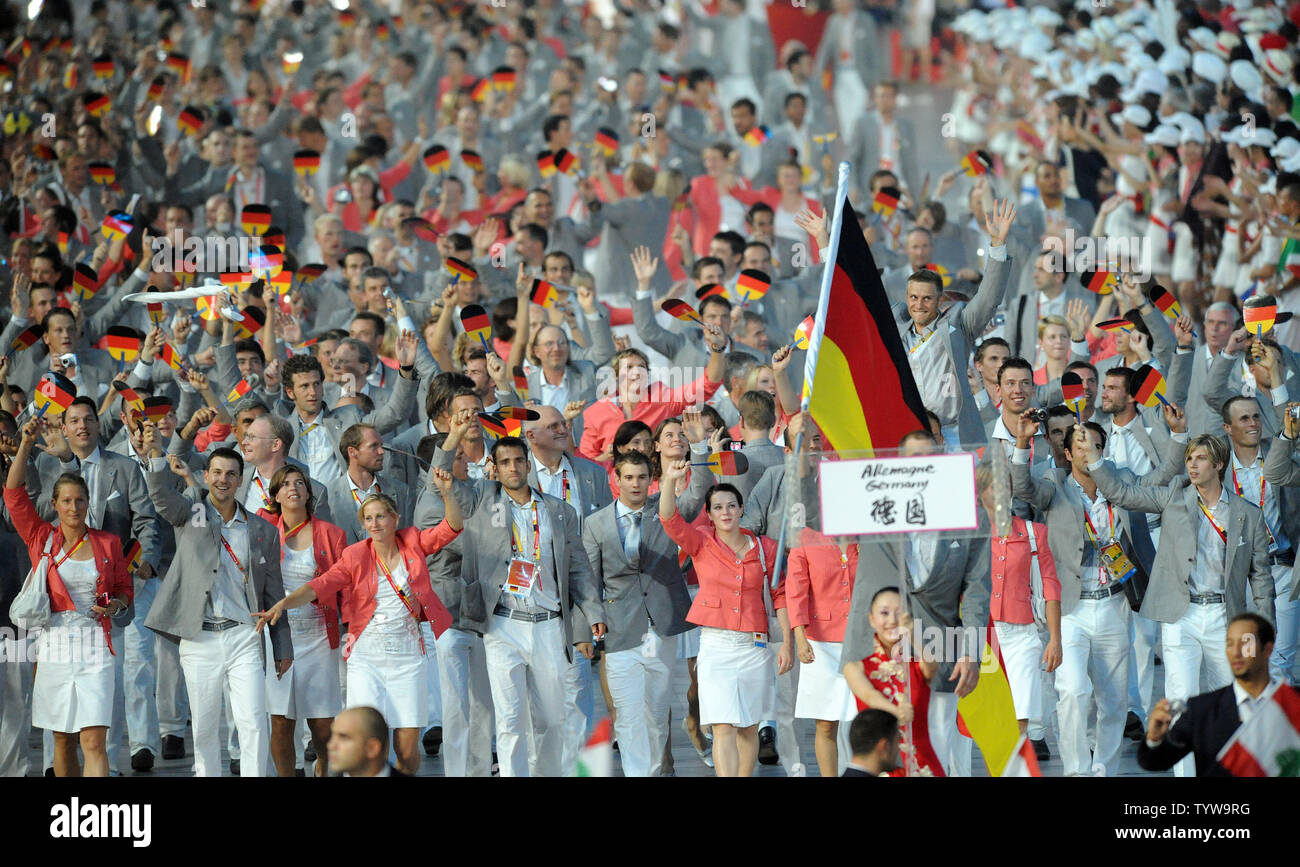 La squadra olimpica tedesca marche nel National Stadium, chiamato anche il Bird's Nest, durante le cerimonie di apertura per le 2008 Olimpiadi di estate a Pechino in Cina, il 8 agosto 2008. (UPI foto/Pat Benic) Foto Stock