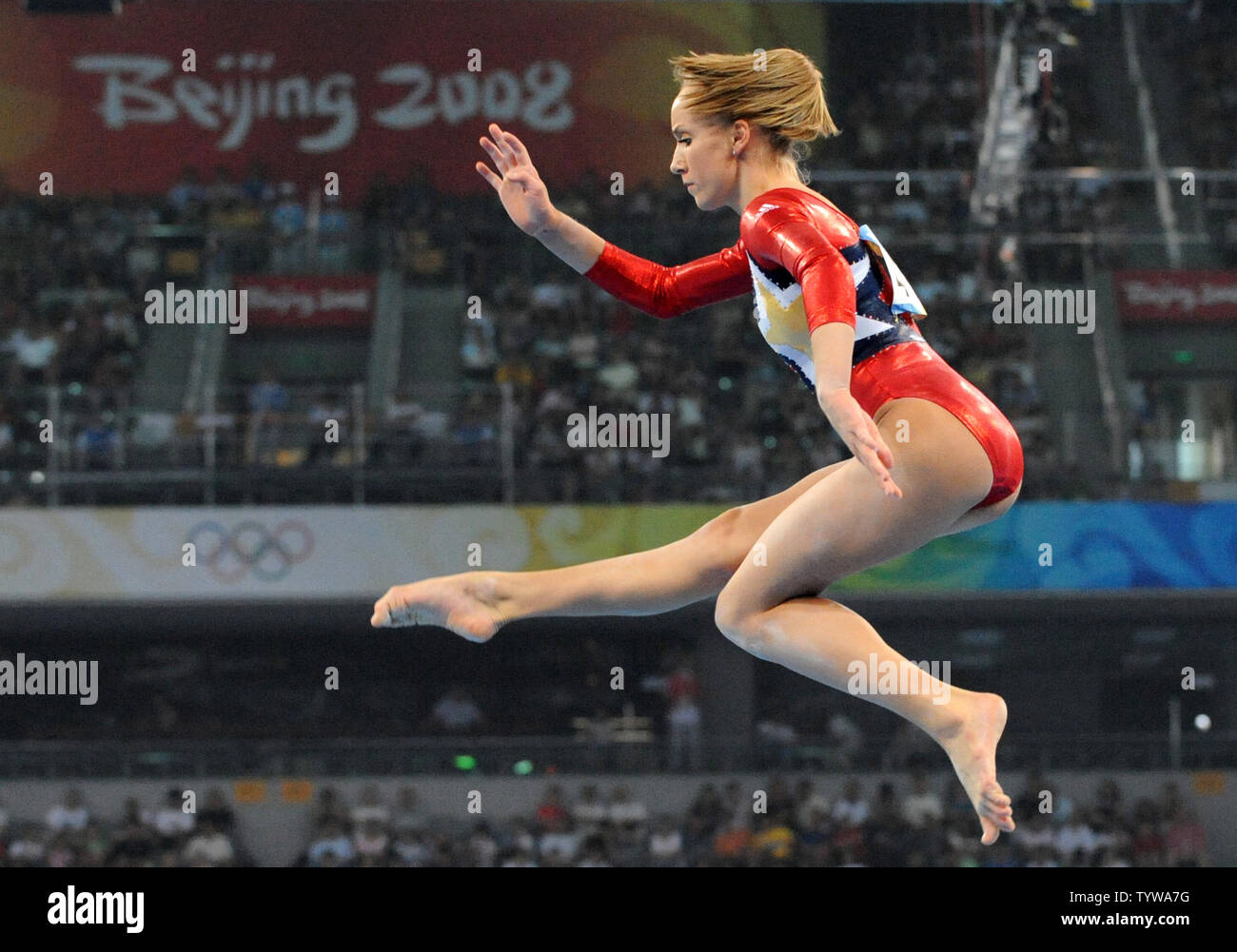 Stati Uniti d'America's Nastia Liukin fa la sua routine sul saldo porzione di fascio della donna evento di qualificazione presso il National Indoor Stadium Giochi Olimpici Estivi a Pechino il 10 agosto 2008. (UPI foto/Pat Benic) Foto Stock