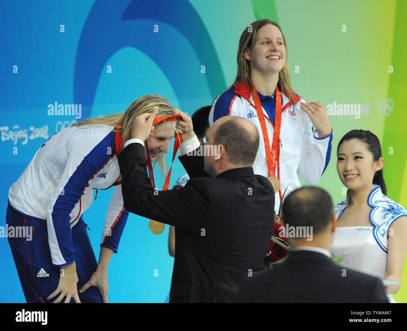 Gran Bretagna Rebecca Adlington (L) riceve la sua medaglia d' oro come compagno di squadra Joanne Jackson assapora la sua medaglia di bronzo durante le cerimonie di premiazione per le Donne 400m Freestyle presso il National Aquatics Centre Giochi Olimpici Estivi a Pechino il 11 agosto 2008. Adlington ha vinto con un tempo di 4:03.22, e Jackson ha vinto la medaglia di bronzo. (UPI foto/Pat Benic) Foto Stock