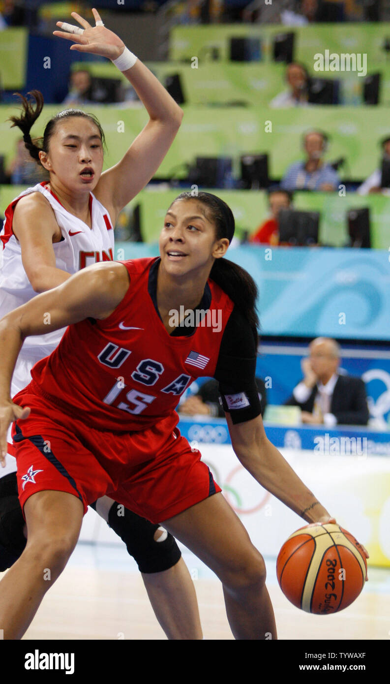 Stati Uniti d'America's Candace Parker (15) è custodito da Liu Dan della Cina al 2008 Olimpiadi di estate a Pechino il 11 agosto 2008. Negli Stati Uniti le donne ha sconfitto la Cina 108-63. (UPI foto/Terry Schmitt) Foto Stock