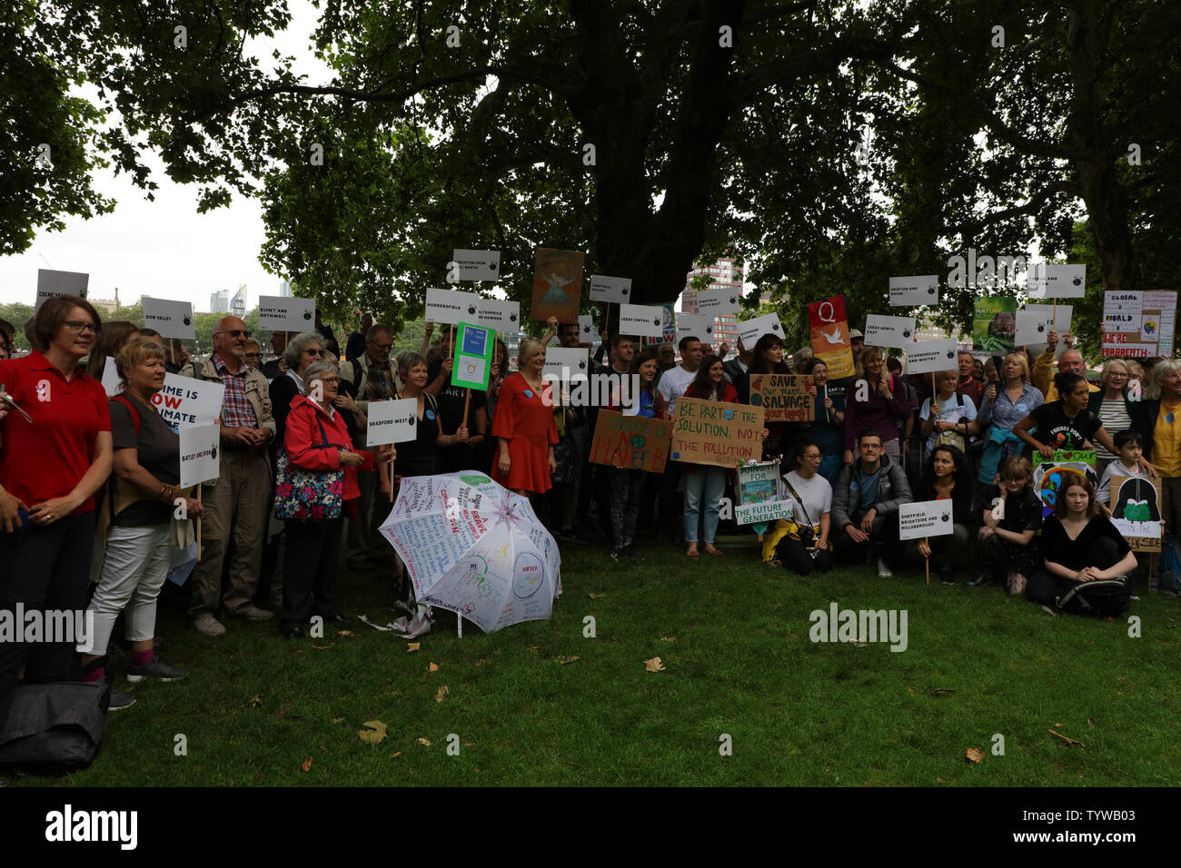 Londra, Regno Unito. Il 26 giugno 2019. Una lobby di massa di MP di tutto il case del Parlamento a Londra, organizzato dalla Coalizione di clima e più ecologici UK, premendo per più urgente e audace azione sul cambiamento climatico. Un folto gruppo di partecipanti con la MP Tracy Brabin. Credito: Joe Kuis / Alamy News Foto Stock