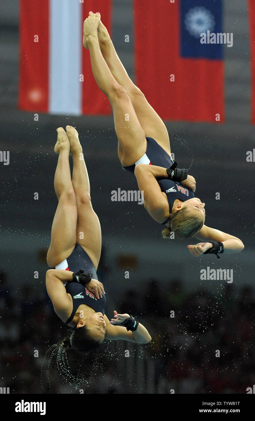 USA Dunnichay Marybeth e Haley Ishimatsu competere in donne 10M Sincro tuffi dalla piattaforma al Centro Acquatico Nazionale (Cubo Acqua) durante le 2008 Olimpiadi di estate a Pechino, in Cina, il 12 agosto 2008. (UPI foto/Roger L. Wollenberg) Foto Stock