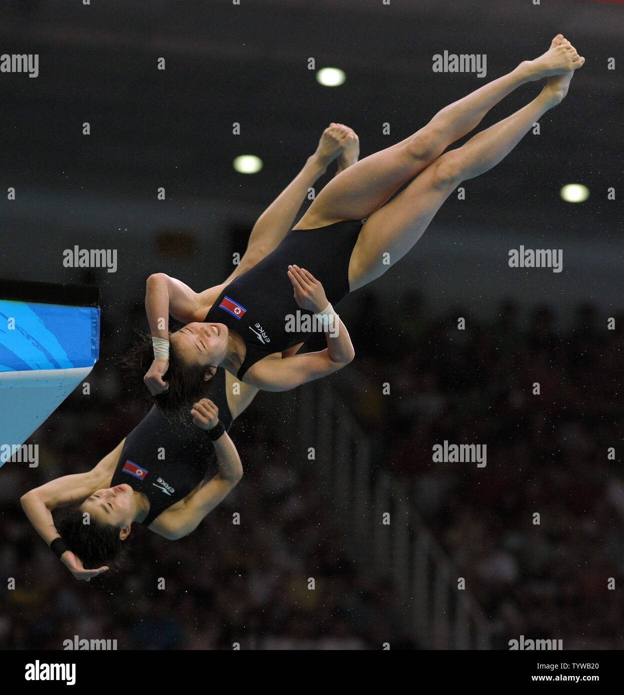 La Germania Stefanie Anthes e Nora Subschinski competere in donne 10M Sincro tuffi dalla piattaforma al Centro Acquatico Nazionale (Cubo Acqua) durante le 2008 Olimpiadi di estate a Pechino, in Cina, il 12 agosto 2008. (UPI foto/Roger L. Wollenberg) Foto Stock