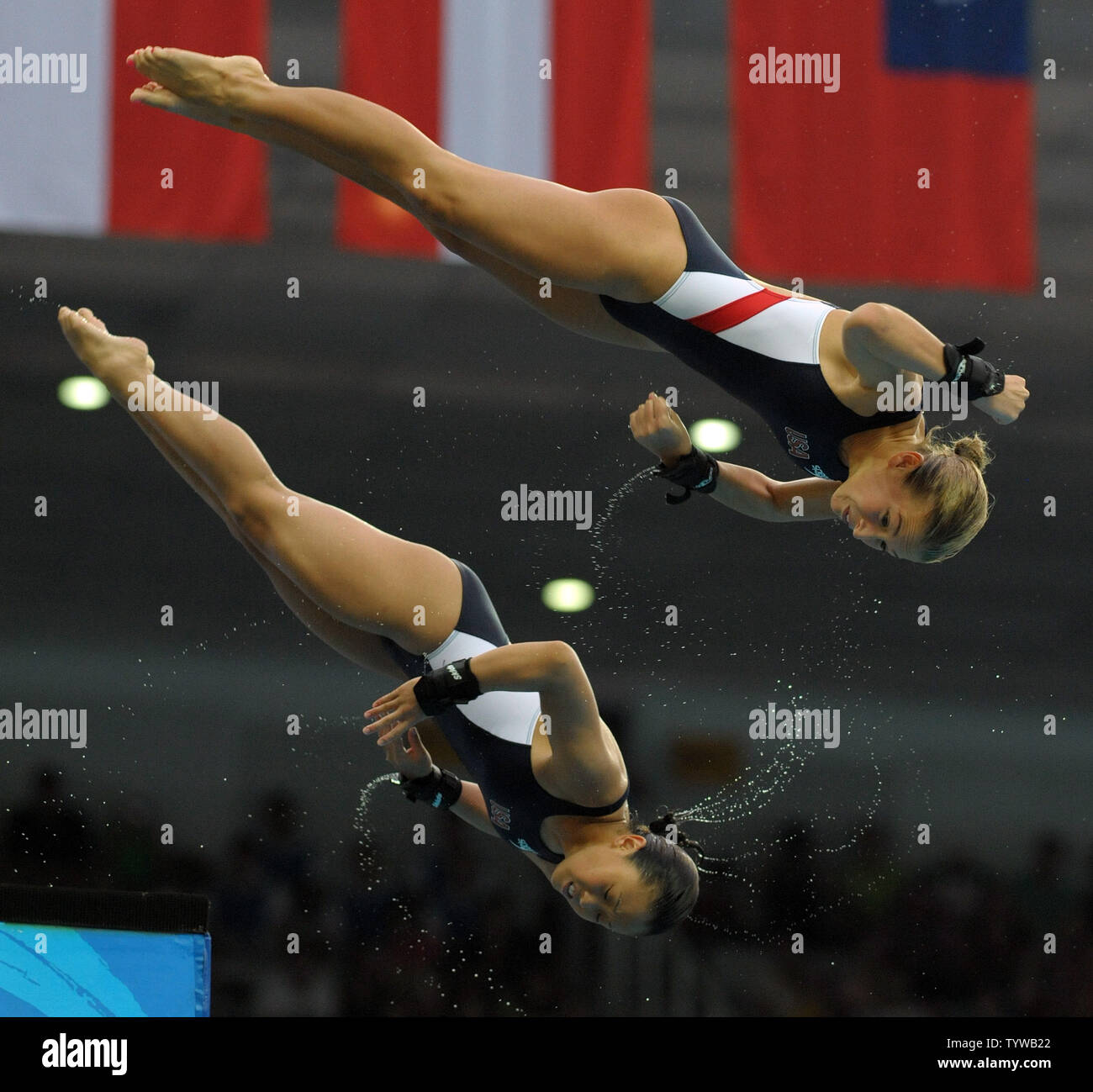USA Dunnichay Marybeth e Haley Ishimatsu competere in donne 10M Sincro tuffi dalla piattaforma al Centro Acquatico Nazionale (Cubo Acqua) durante le 2008 Olimpiadi di estate a Pechino, in Cina, il 12 agosto 2008. (UPI foto/Roger L. Wollenberg) Foto Stock