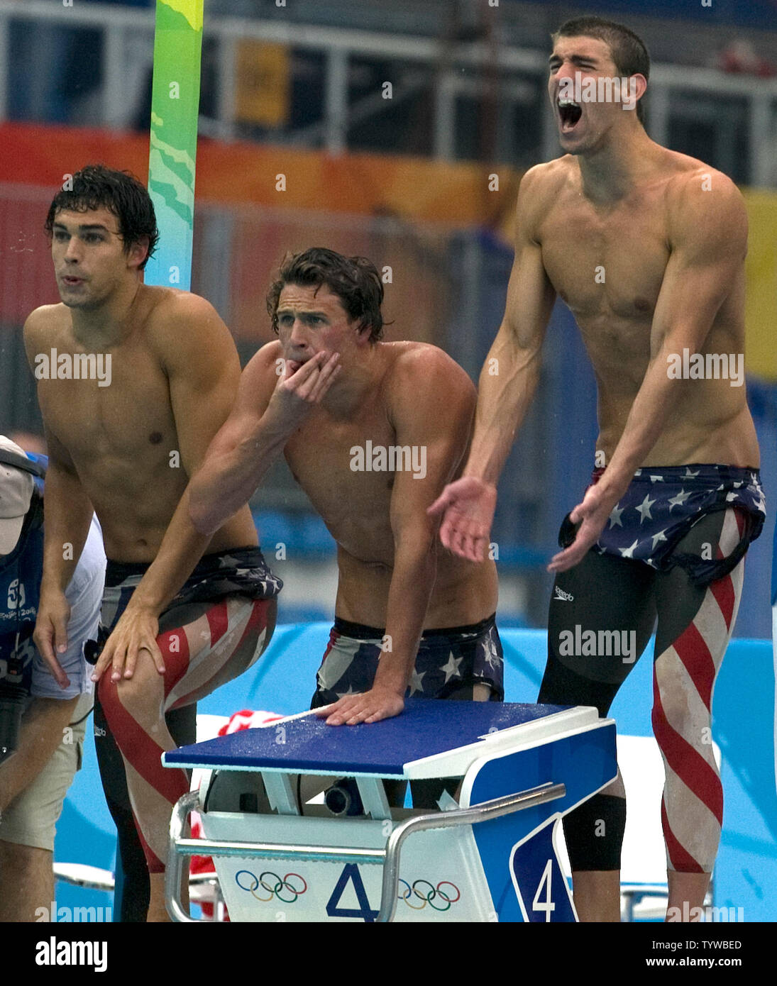 Stati Uniti d'America nuotatori Michael Phelps (R), Ryan Lochte (seconda R) e Ricky Berens invitare il suo compagno di squadra Peter Vanderkaay a nuotare più veloci nel loro vittoria, in un mondo in un tempo record di 6:58.56, gli uomini del 4 x 200 metri relè freestyle finale di nuoto durante i Giochi Olimpici di Pechino 2008 presso il National Aquatics Centre Agosto 13, 2008. Il russo ha conquistato l'argento e bronzo in Australia. (UPI foto/Stephen rasoio) Foto Stock