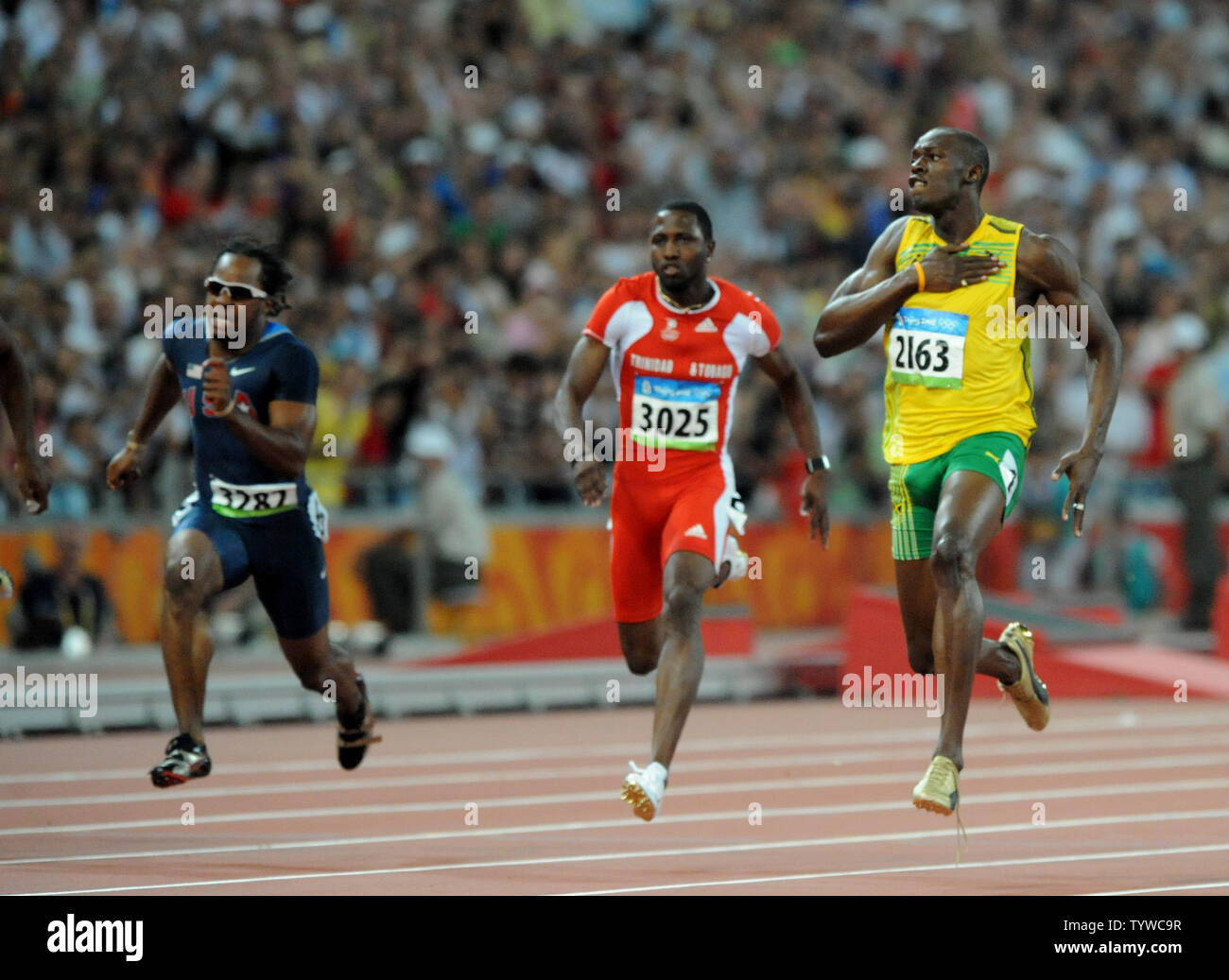 La Giamaica Usain Bolt (R) attraversa la linea del traguardo per vincere la medaglia d'oro negli uomini 100 metri di gara presso lo Stadio Nazionale Giochi Olimpici Estivi a Pechino il 16 agosto 2008. La vite ha stabilito un nuovo record mondiale di 9,69 secondi. Al centro è la Trinidad di Richard Thomas che hanno terminato al secondo e a sinistra si usa il Walter Dix che ha terminato terzo. (UPI foto/Pat Benic) Foto Stock