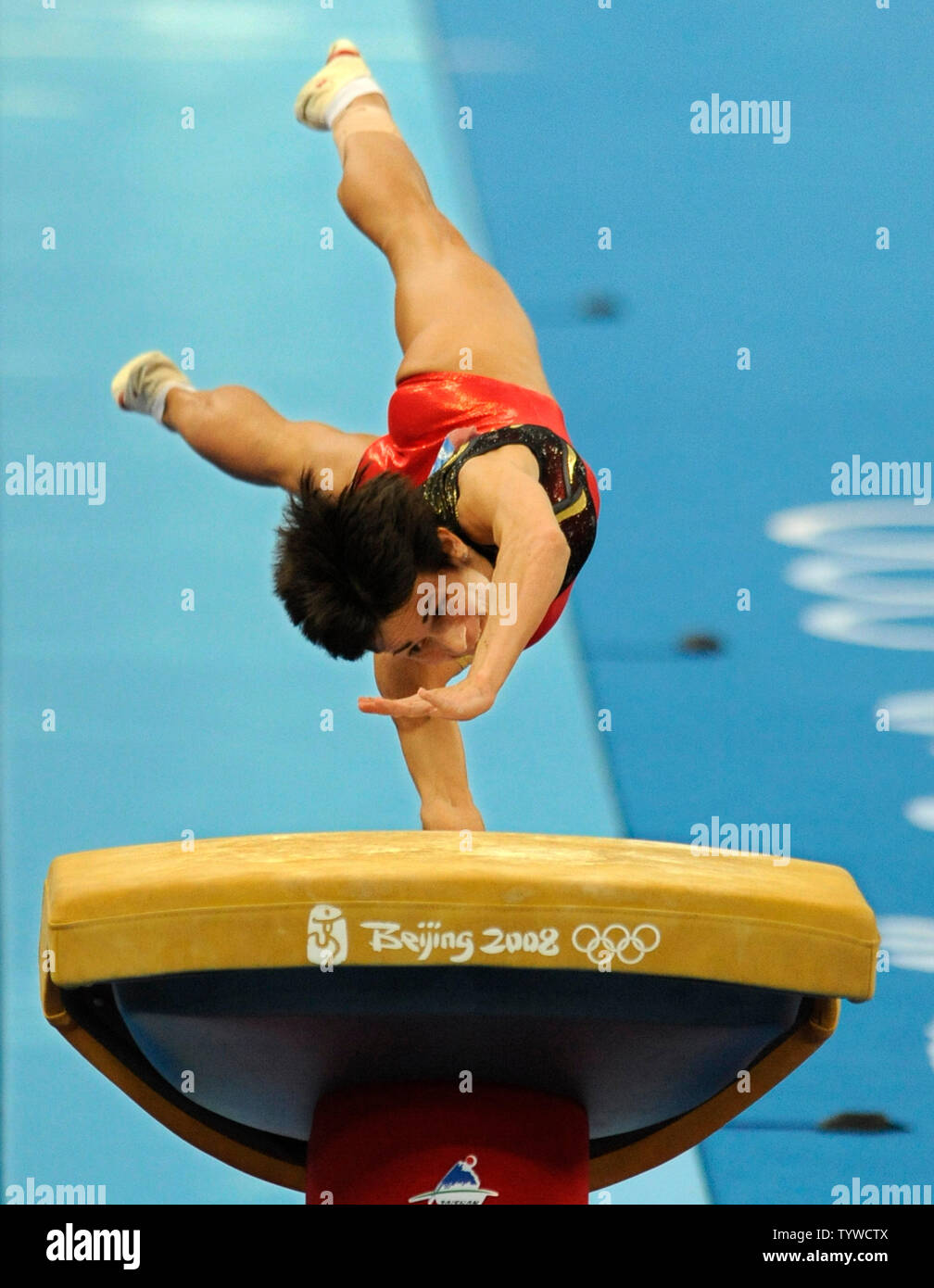 Ginnasta tedesco Oksana Chusovitina rende il suo archivio per vincere la medaglia d'argento nella donna Vault finale, alla National Indoor Stadium, Agosto 17, 2008, Giochi Olimpici Estivi a Pechino, in Cina. La Corea del Nord di Hong Onu Jong ha vinto la medaglia d'oro e della Cina di Cheng Fei ha vinto il bronzo. (UPI foto/Mike Theiler) Foto Stock