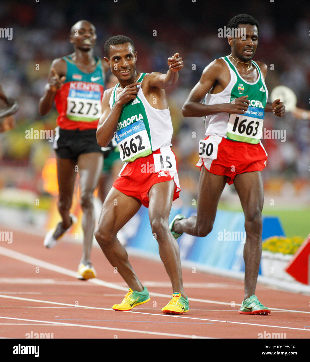 Kenenisa Bekele dell Etiopia (1662) delle pause per sparare una freccia immaginario dopo aver attraversato la linea del traguardo di uomini del 10.000m in lo stadio nazionale al 2008 Olimpiadi a Pechino il 17 agosto 2008. Il compagno di squadra Sileshi Sihine (1663) attraversa per l'oro. I loro tempi erano 27:01.17 e 27:02.77. Vincitore del bronzo mica è a sinistra con un tempo di 27:04.11 (UPI foto/Terry Schmitt) Foto Stock