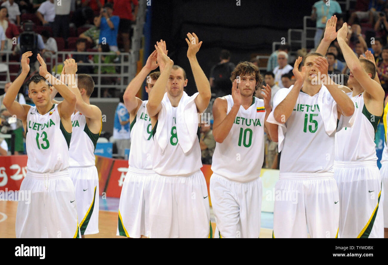 Il lituano compagni di squadra di applaudire i propri tifosi nel corso di pallacanestro degli uomini di quarti di finale al 2008 Olimpiadi di estate a Pechino il 20 agosto 2008. La Lituania ha sconfitto la Cina 94-68. (UPI foto/Roger L. Wollenberg) Foto Stock