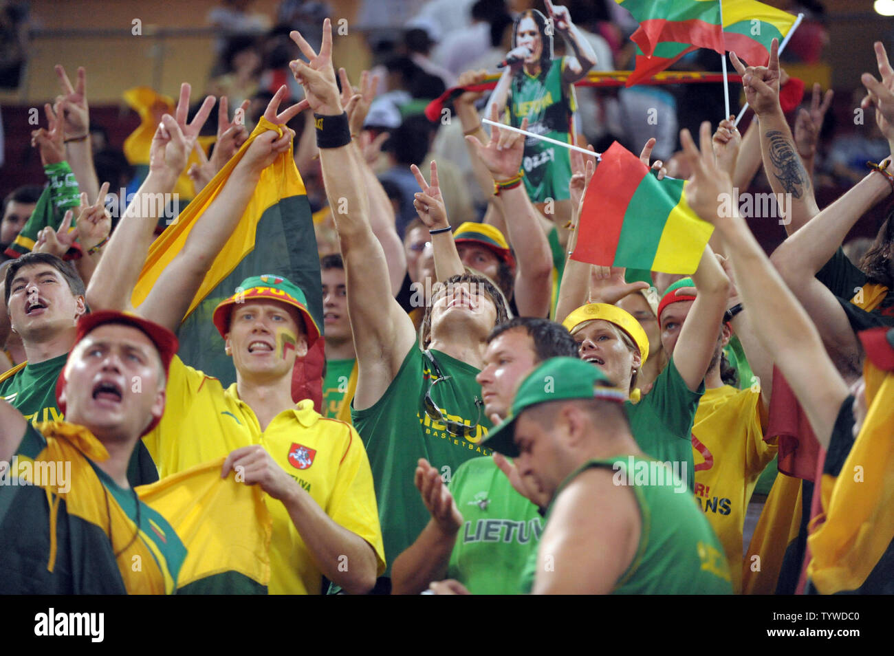 Ventole lituano il tifo per la loro squadra dopo aver sconfitto la Cina nel corso di pallacanestro degli uomini di quarti di finale al 2008 Olimpiadi di estate a Pechino il 20 agosto 2008. La Lituania ha sconfitto la Cina 94-68. (UPI foto/Roger L. Wollenberg) Foto Stock