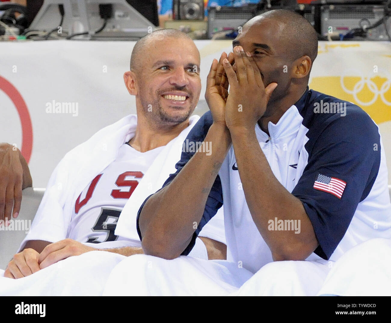 Stati Uniti d'America's Jason Kidd e Kobe Bryant (L a R) guarda la fine del gioco contro Australia dal Banco nel corso di pallacanestro degli uomini di quarti di finale al 2008 Olimpiadi di estate a Pechino il 20 agosto 2008. (UPI foto/Roger L. Wollenberg) Foto Stock