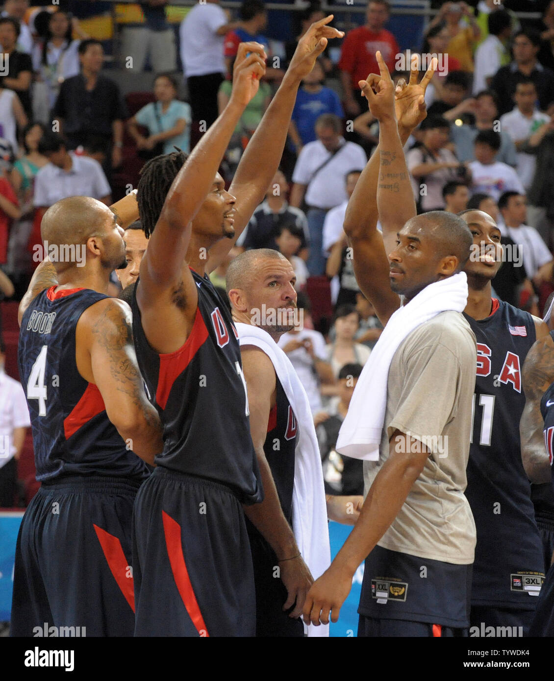 Stati Uniti d'America's Kobe Bryant (grigio shirt) e il suo team celebrare la loro vittoria su Argentina 101 a 81 in una semifinale di pallacanestro degli uomini di gioco durante il 2008 Olimpiadi di estate a Pechino il 22 agosto 2008. (UPI foto/Roger L. Wollenberg) Foto Stock