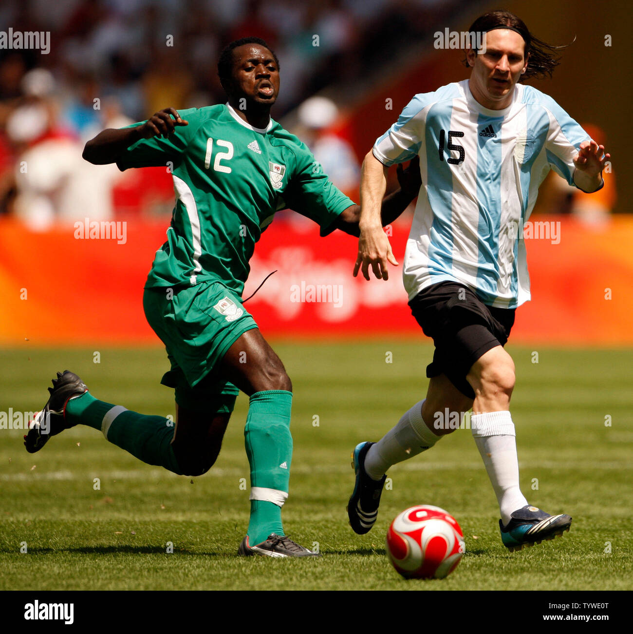 Argentina Lionel Maessi (R) e la Nigeria Ebenezer Ajlore lotta per la sfera  durante l'uomo la finale del campionato di calcio nei Giochi Olimpici di  Pechino 2008 agosto 23, 2008. L'Argentina ha