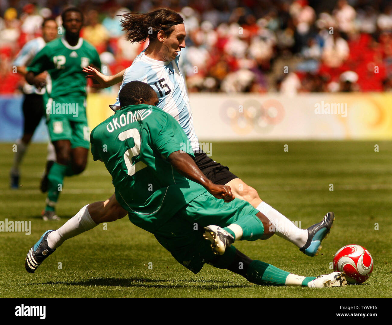 Argentina Lionel Messi (R) è affrontato dalla Nigeria Chibuzor Okonkwo  durante gli uomini la finale del campionato di calcio nei Giochi Olimpici  di Pechino 2008 agosto 23, 2008. L'Argentina ha vinto 1-0