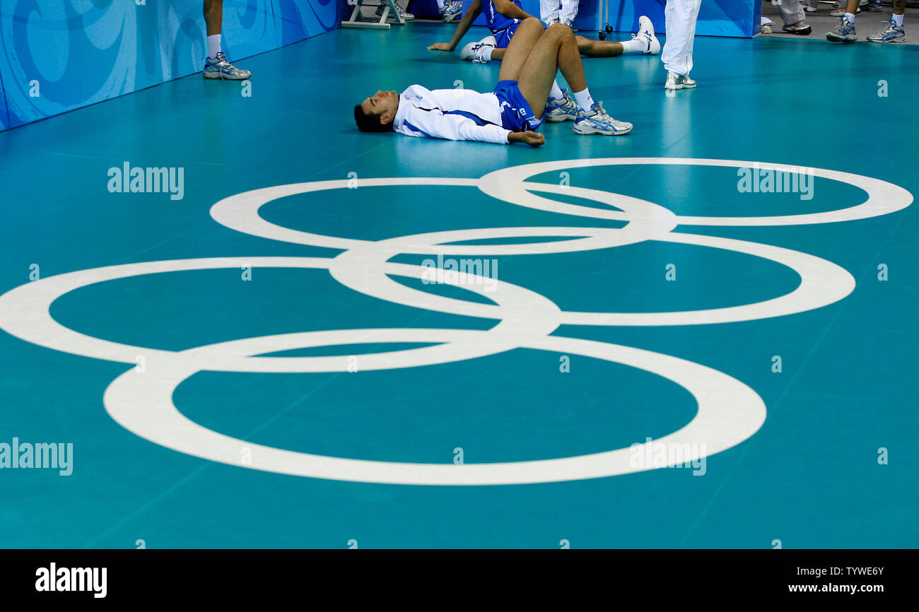 Un player italiano fissa sul pavimento dopo che il suo team ha perso per la Russia durante il volley maschile di medaglia di bronzo in finale ai Giochi Olimpici di Pechino 2008 agosto 24, 2008. Stati Uniti d'America sconvolto l'Olympic difendere champions 3-2 la rivendicazione oro, mentre il Brasile si è accontentato di argento e la Russia ha portato a casa il bronzo. (UPI foto/Stephen rasoio) Foto Stock