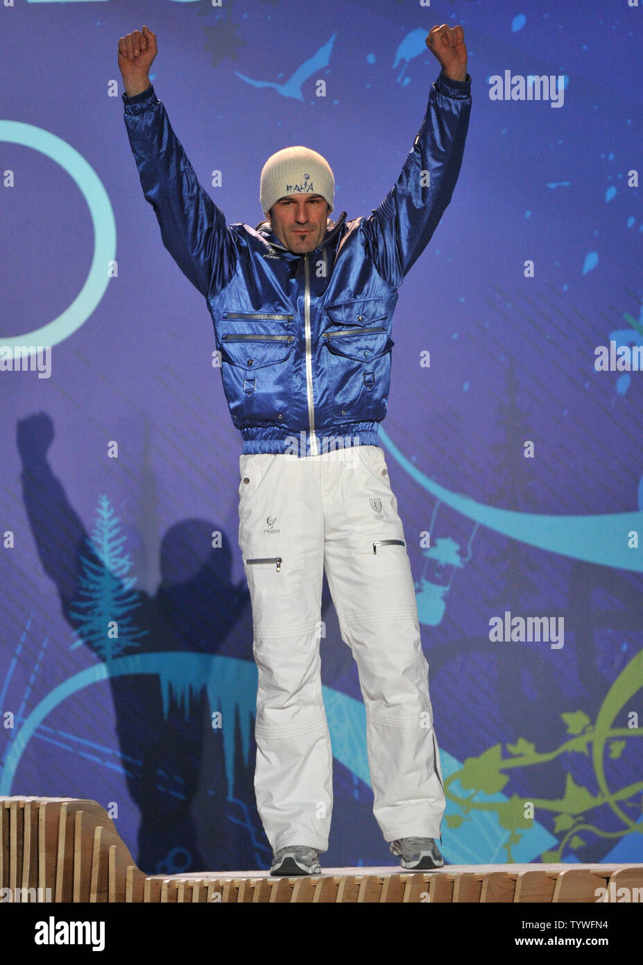 Medaglia di Bronzo Italia di Armin Zoeggeler celebra durante la cerimonia della vittoria per gli uomini Single Luge concorrenza a quelli invernali di Vancouver 2010, a Whistler Creekside in Whistler, Canada, 15 febbraio 2010. UPI/Kevin Dietsch Foto Stock