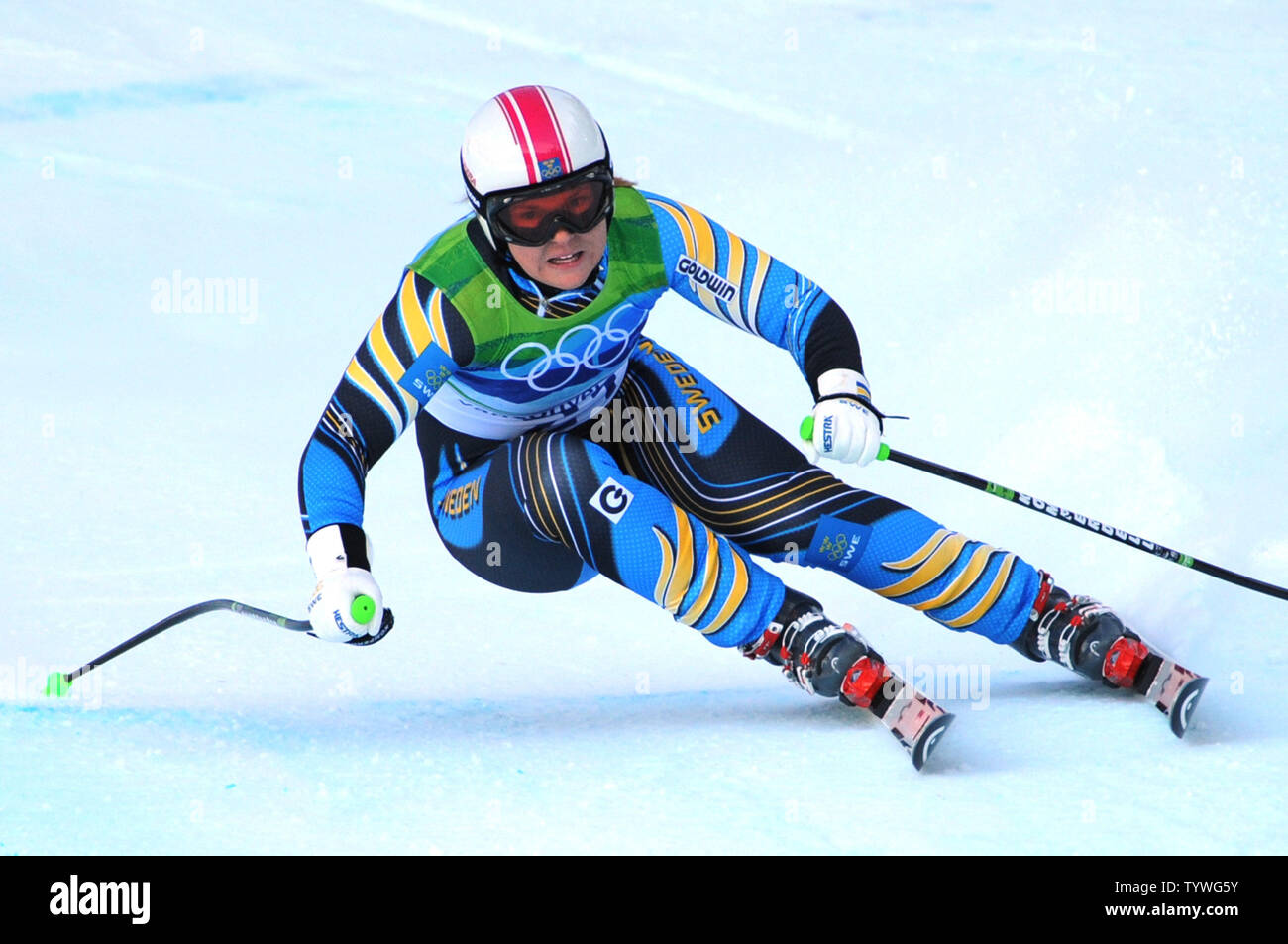 In Svezia il Anja Paerson velocità verso il basso le donne in discesa alpina corsi a Whistler Creekside presso le olimpiadi invernali il 17 febbraio 2010. Paerson sembrava di essere sul suo modo di una medaglia di bronzo prima di cadere a destra prima del traguardo. Stati Uniti d'America's Lindsey Vonn ha vinto la medaglia d'oro, il suo compagno di squadra Julia Mancuso ha vinto l'argento, e dell'Austria Elisabeth Goergl ha vinto il bronzo. UPI/Pat Benic Foto Stock