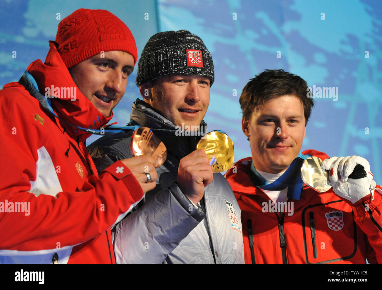 Medaglia d'oro negli Stati Uniti che Bode Miller (C), medaglia d'argento della Croazia di Ivica Kostelic (L) e lo svizzero Silvan Zurbriggen pone con le loro medaglie durante la cerimonia della vittoria per gli uomini della Super combinata durante l'invernali di Vancouver 2010 in Whistler, Canada il 21 febbraio 2010. UPI/Kevin Dietsch Foto Stock