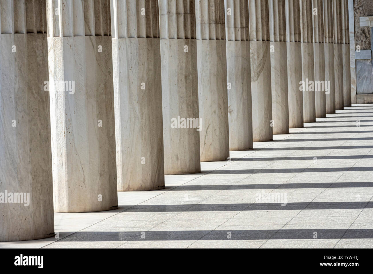 Fila di colonne in marmo a Atene, Grecia Foto Stock