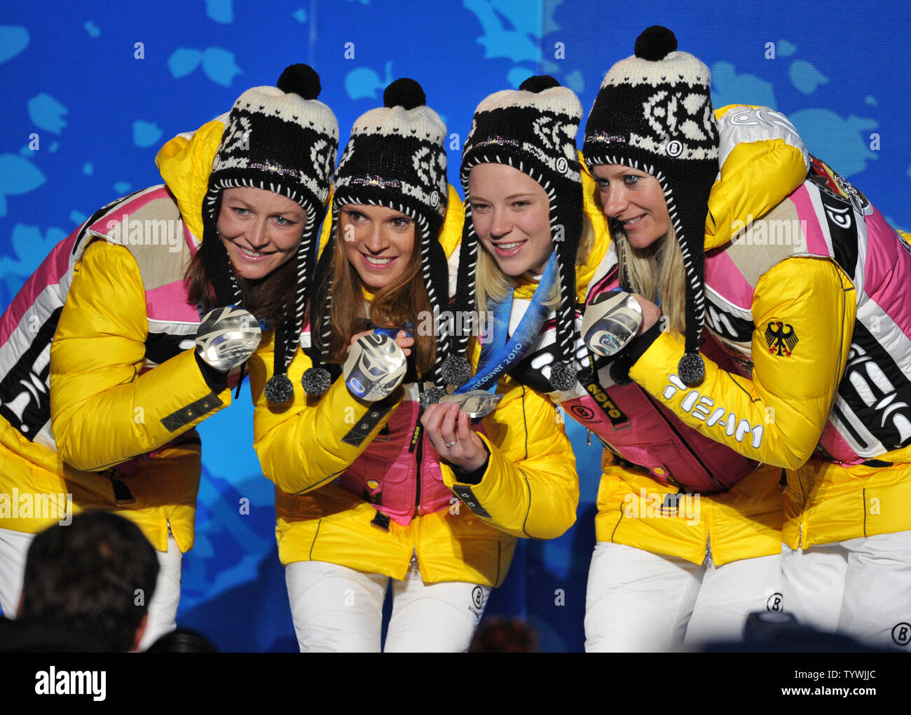 La medaglia di argento Germania team pone durante la cerimonia della vittoria per le donne del Cross-Country 4x5km staffetta a quelli invernali di Vancouver 2010 in Whistler, Canada il 25 febbraio 2010. UPI/Kevin Dietsch Foto Stock