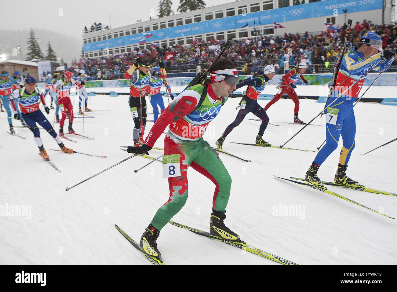 Racers sci la prima gamba lascia la linea di partenza nel biathlon uomini 4x7,5 km staffetta durante il Vancouver Olimpiadi Invernali 2010 al Whistler Olympic Park in Whistler, British Columbia, 26 febbraio 2010. UPI /Heinz Ruckemann Foto Stock