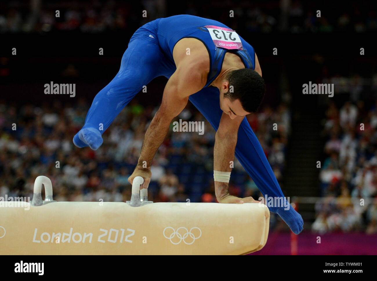 Stati Uniti d'America's Danell Leyva pause male alla fine della sua routine sul cavallo al maschile di ginnastica completa concorso finale al North Greenwich Arena durante il London 2012 Olimpiadi di estate a Greenwich, a Londra il 1 agosto 2012. John Orozco totalizzato 12.566 e il compagno di squadra Danell Leyva segnato 13.5 per spostarle fuori della medaglia concorso dopo due dei sei eventi. UPI/Pat Benic Foto Stock