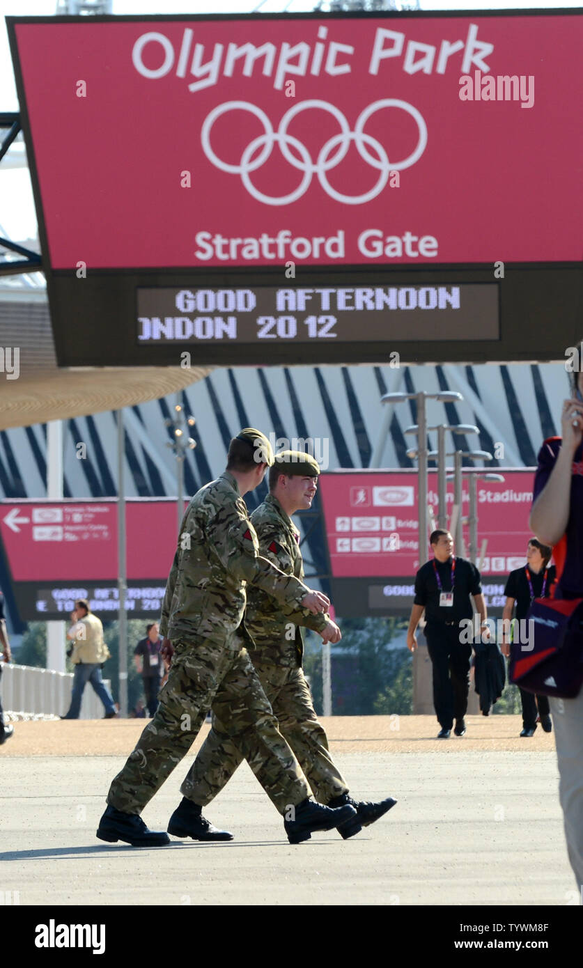 British esercito truppe a piedi sotto il parco olimpico di firmare con lo Stadio Olimpico in background sulla luglio 24, 2012 a Stratford, a est di Londra. L esercito ha cominciato a pattugliare Olympic Park dopo la societ di sicurezza privata è venuto a breve sul numero di personale di sicurezza necessarie per il London 2012 Giochi Olimpici. UPI/Pat Benic Foto Stock