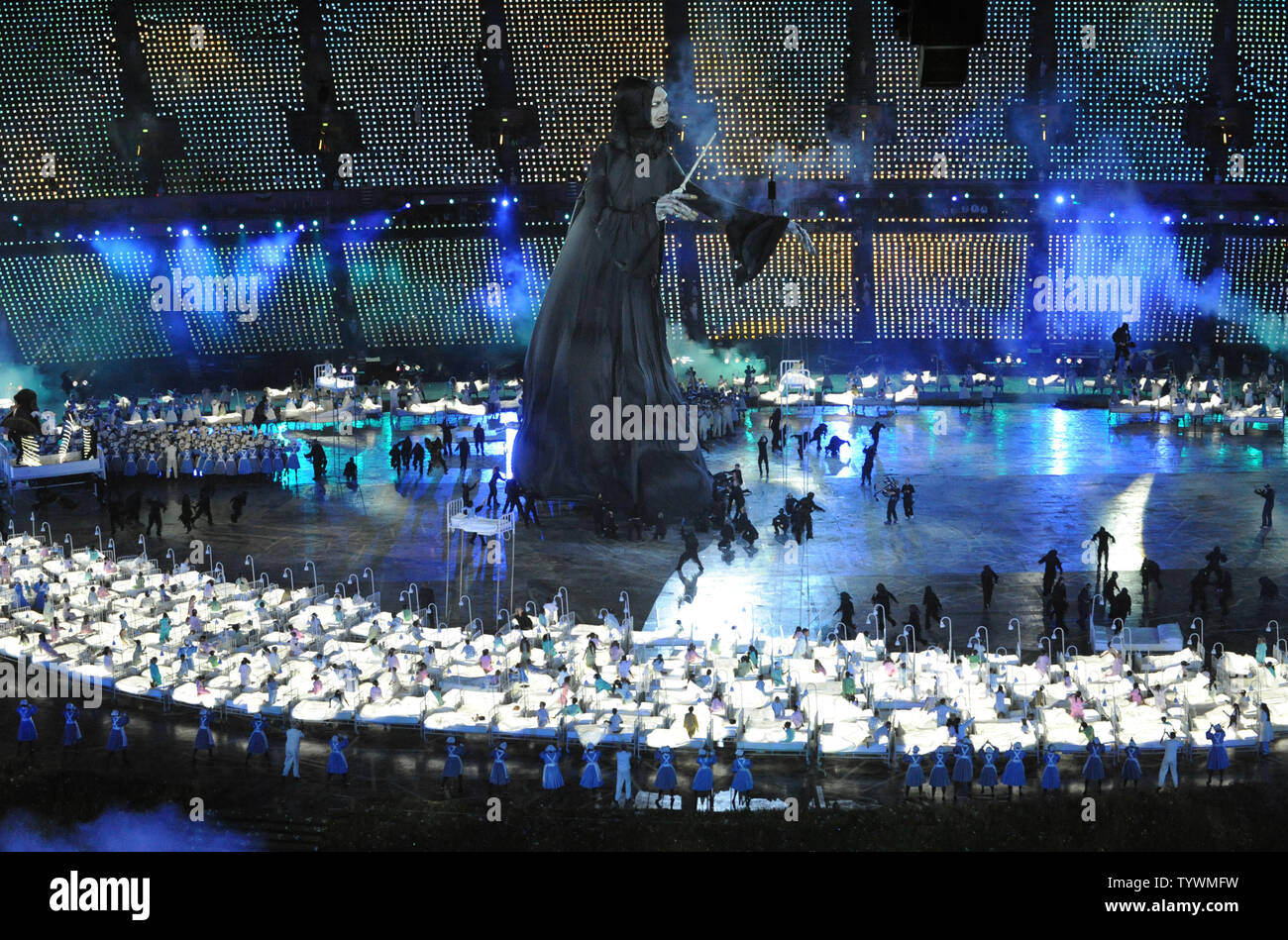 Un Grim Reaper figura è visibile durante il tributo alle cure sanitarie la scena durante la cerimonia di apertura del London 2012 Olimpiadi di estate a luglio 27, 2012 in Stafford, Londra. La mostra, creato da Academy Award winning director Danny Boyle, celebra l'Inghilterra del storia attraverso l'uso di pop-cultura e storia. UPI/Pat Benic Foto Stock