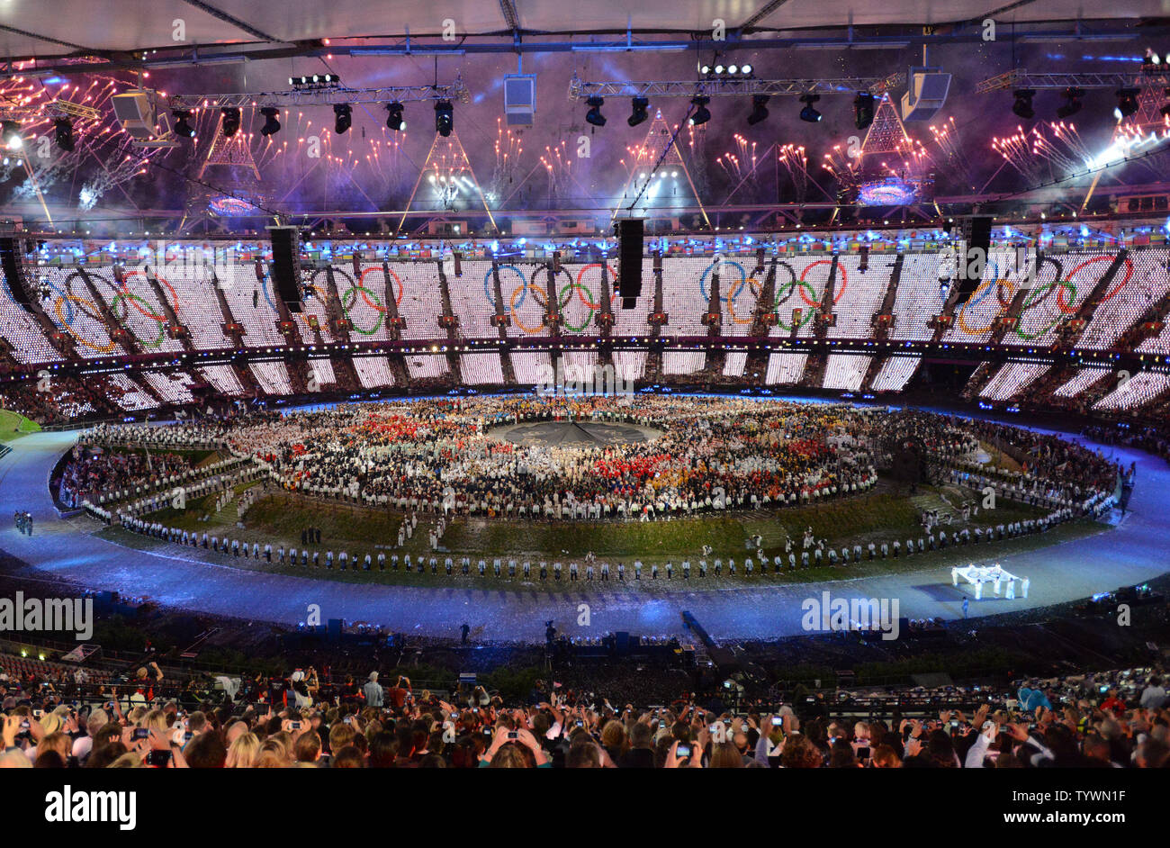 Gli anelli olimpici vengono visualizzati durante la cerimonia di apertura del London 2012 Olimpiadi di estate a luglio 27, 2012 a Stratford, Londra. UPI/Pat Benic Foto Stock