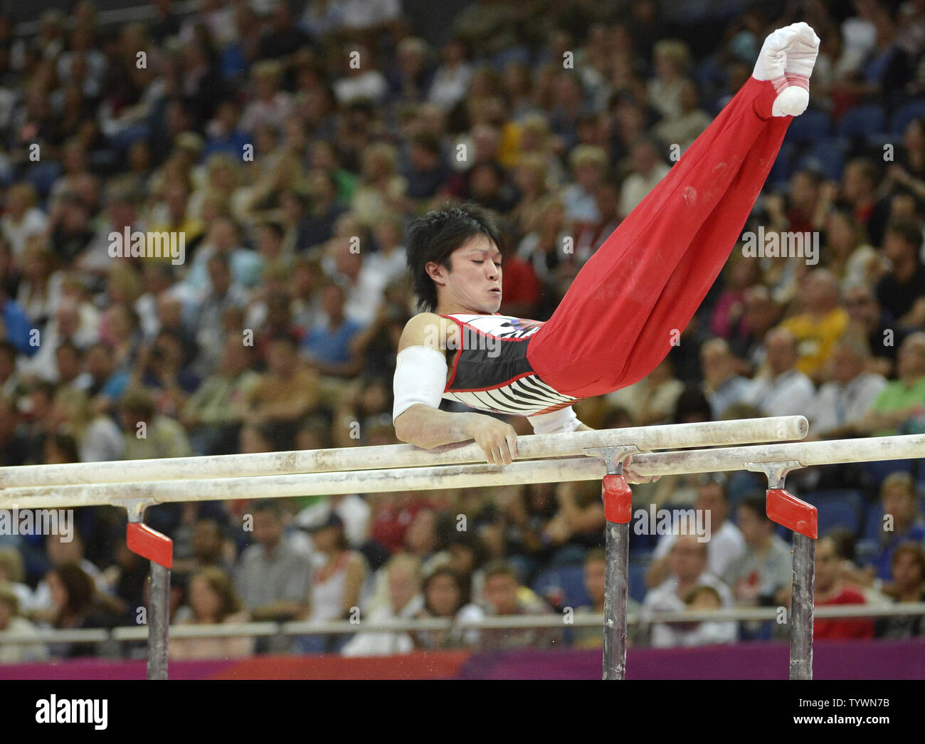 Il giapponese medaglia d oro speranzoso Kohei Uchimura esegue la sua routine sulle barre parallele durante gli uomini di qualifiche di ginnastica al Greenwich North Arena al 2012 Olimpiadi di estate, 28 luglio 2012, a Londra, in Inghilterra. Orozco ha vinto per tre volte consecutive i campionati del mondo ed è considerato il Giappone la migliore speranza per l'oro. UPI/Mike Theiler Foto Stock