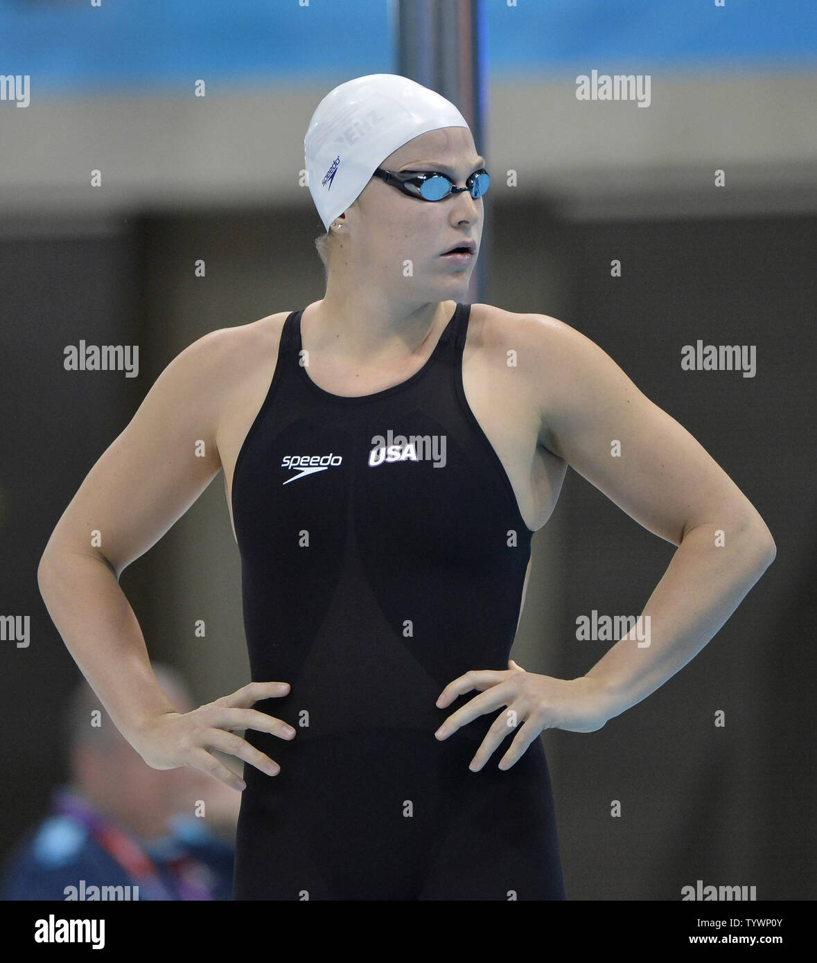 Caitlin Leverenz degli Stati Uniti si prepara per il suo calore in donne 200M singoli Medley al London 2012 Olimpiadi di estate a luglio 30, 2012 a Stratford, Londra. Leverenz qualificato per le semifinali con un tempo di 2:10,63. UPI/Brian Kersey Foto Stock