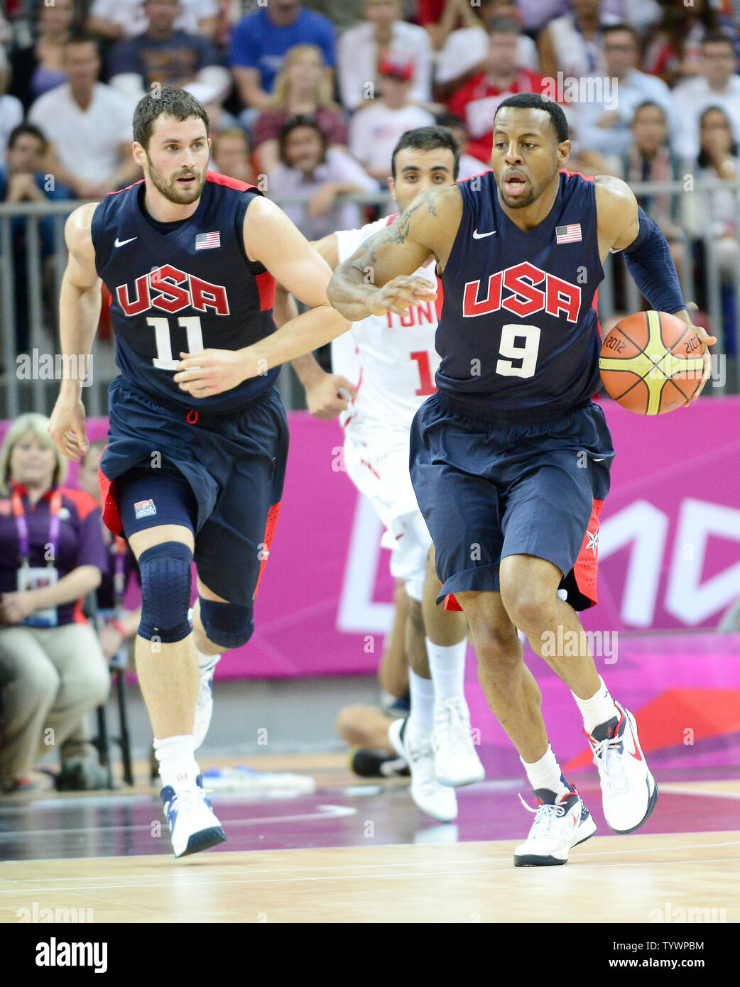 Avanti Andre Iguodala (9) degli Stati Uniti dribbling contro la Tunisia nella prima metà azione di un turno preliminare - Gruppo un gioco di pallacanestro presso il London 2012 Olimpiadi di estate a luglio 31, 2012 a Londra. Egli è trainato da inoltrare Kevin Love (11) degli Stati Uniti. UPI/Ron Sachs Foto Stock