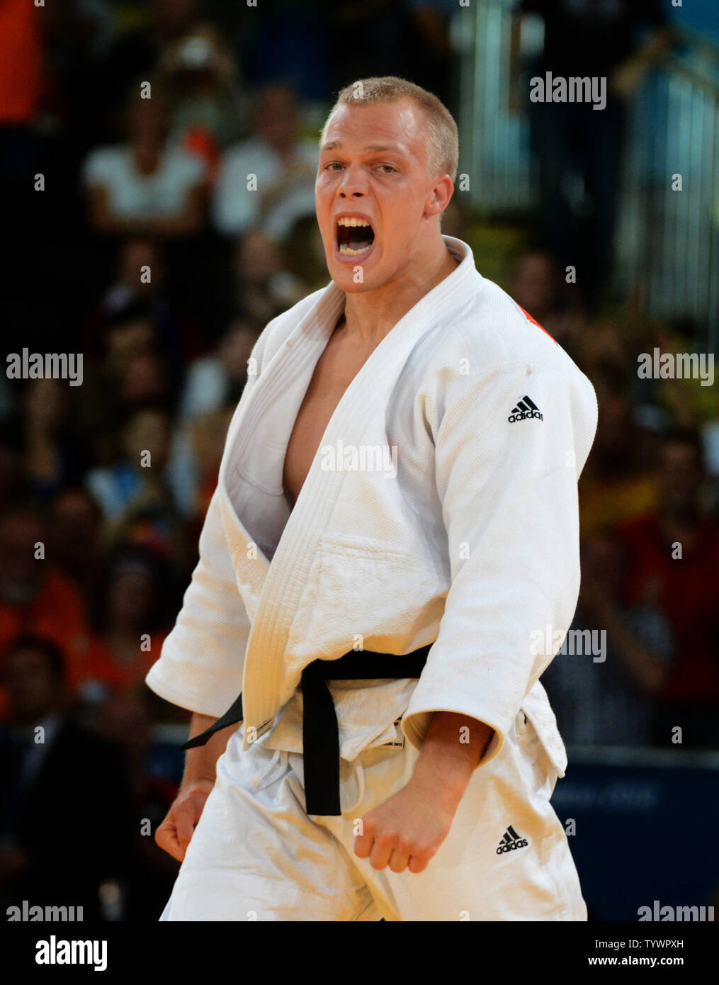Dimitri Peters della Germania medaglia di bronzo in uomini 100KG Judo celebra vincendo la sua medaglia al centro ExCel al London 2012 Olimpiadi di estate il 2 agosto 2012 a Londra. I russi ha l'oro in Uomini 100kg. UPI/Terry Schmitt Foto Stock