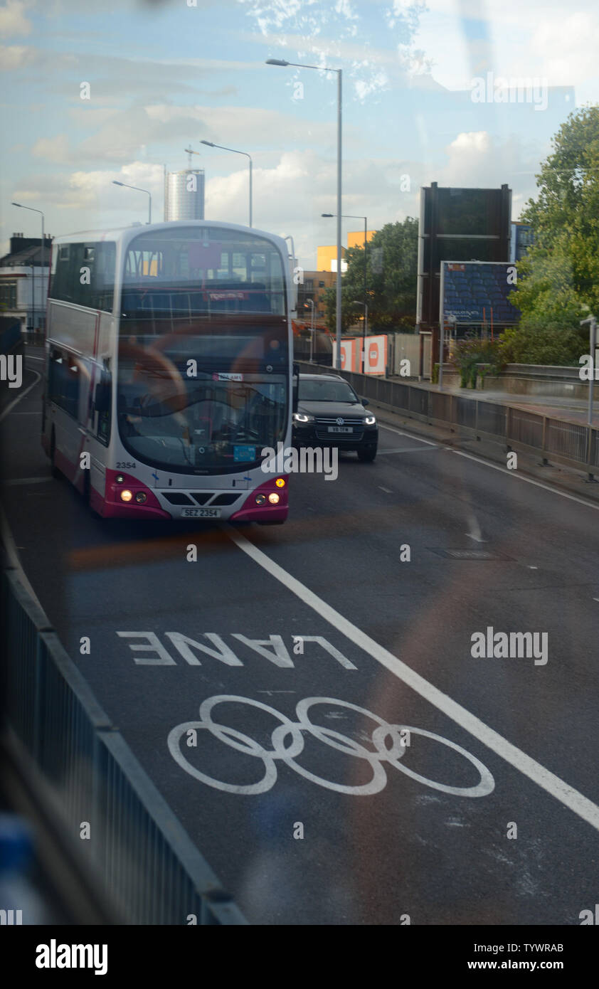 Un bus olimpico trascina lungo una corsia speciale in rotta verso un luogo presso il London 2012 Olimpiadi di estate il 2 agosto 2012 a Londra. Le corsie preferenziali sono stati creati per facilitare il movimento di atleti e media. UPI/Terry Schmitt Foto Stock