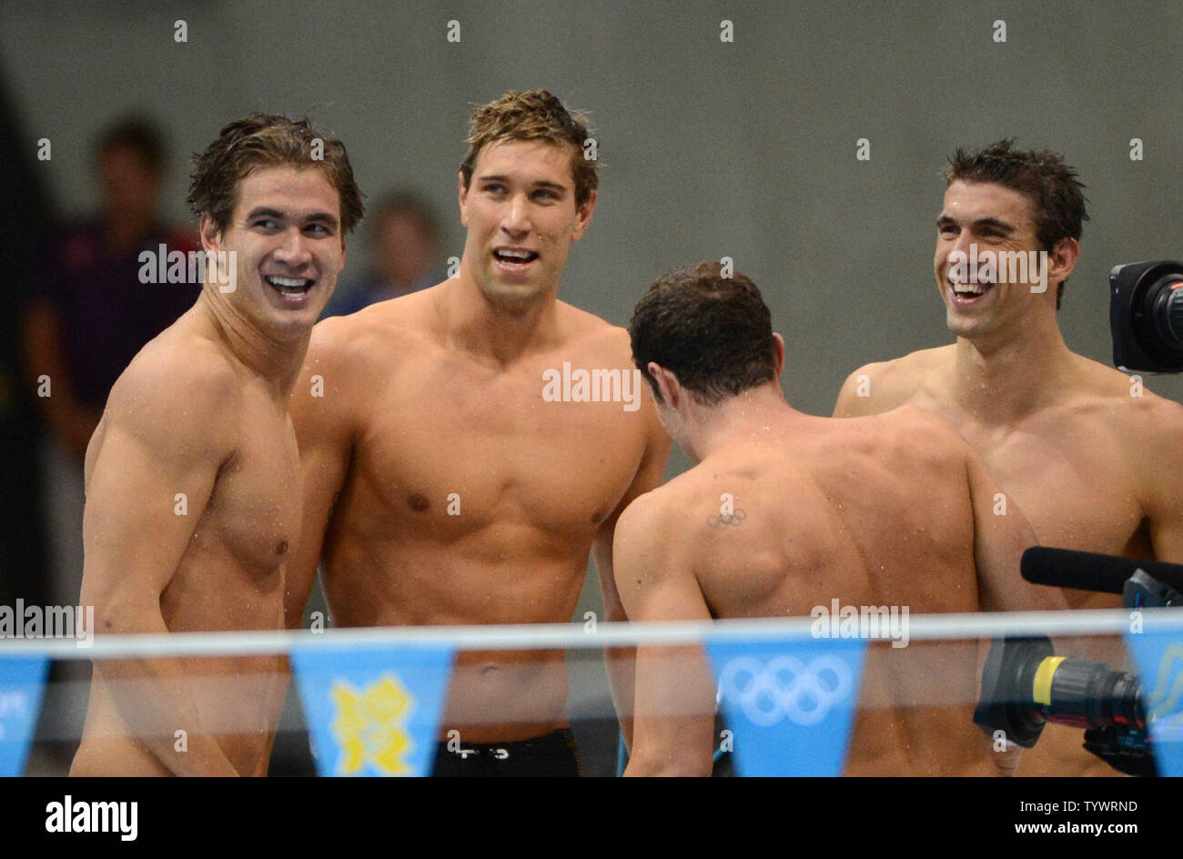 Michael Phelps (R) celebra con i suoi compagni di squadra Matt Grevers, Brendan Hansen, e Nathan Adrian dopo aver vinto il Uomini Staffetta 4x100 misti finale al Aquatics Centre durante il London 2012 Olimpiadi di estate a Stratford, Londra il 4 agosto 2012. Phelps ha vinto il suo record xviii oro e 22 medaglie olimpiche di terminare la sua carriera olimpica. UPI/Pat Benic Foto Stock