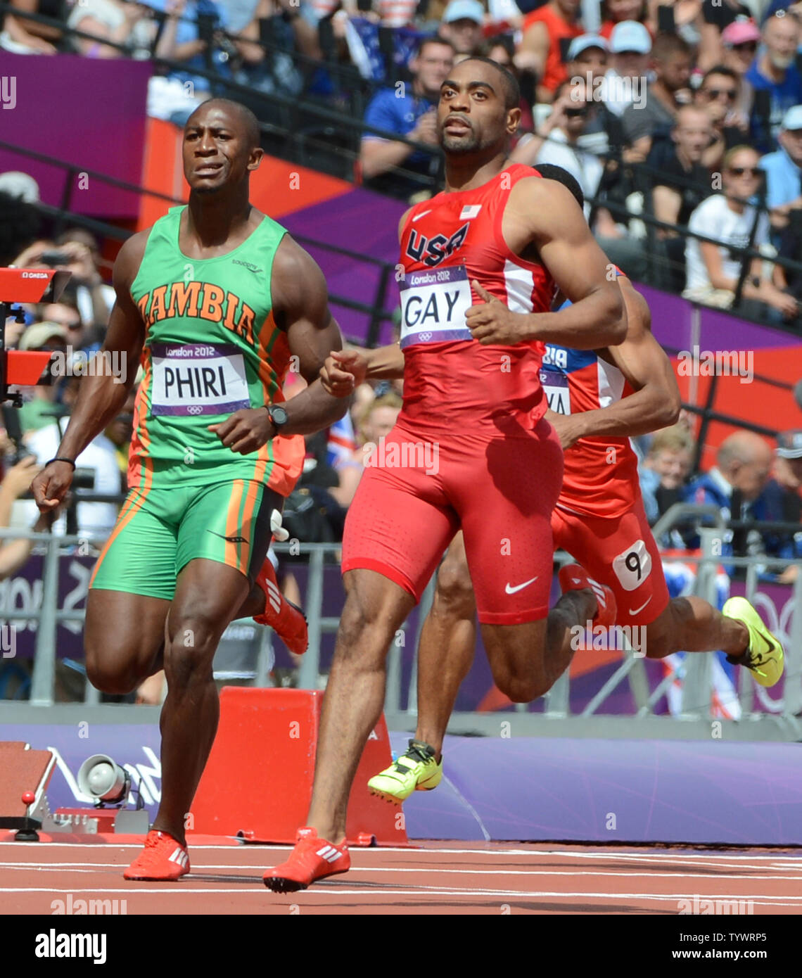 Tyson Gay degli USA (R) attraversa la linea di arrivo del round uno degli Uomini 100m in pista e sul campo della concorrenza allo stadio Olimpico a Londra nel 2012 Olimpiadi di estate il 4 agosto 2012 a Londra. UPI/Terry Schmitt Foto Stock