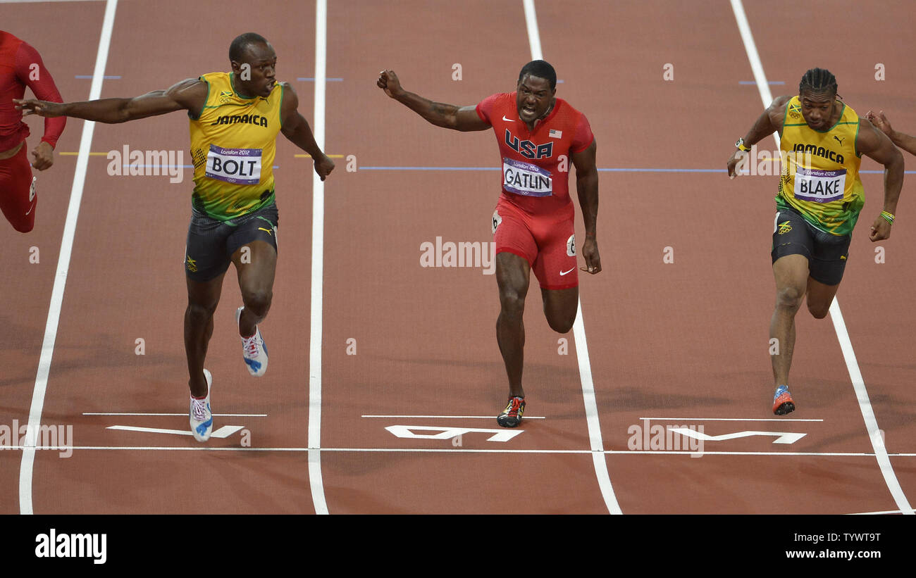 La Giamaica Usain Bolt (L) attraversa la linea del traguardo per vincere la medaglia d'oro negli uomini 100m Finale, come gli americani Yohan Blake (R) vince la medaglia d argento e Justin Gatlin (C) vince la medaglia di bronzo al 2012 Olimpiadi di estate, 5 agosto 2012, a Londra, in Inghilterra. Vite di impostare un record olimpico con un tempo di 9,63 secondi. UPI/Mike Theiler Foto Stock