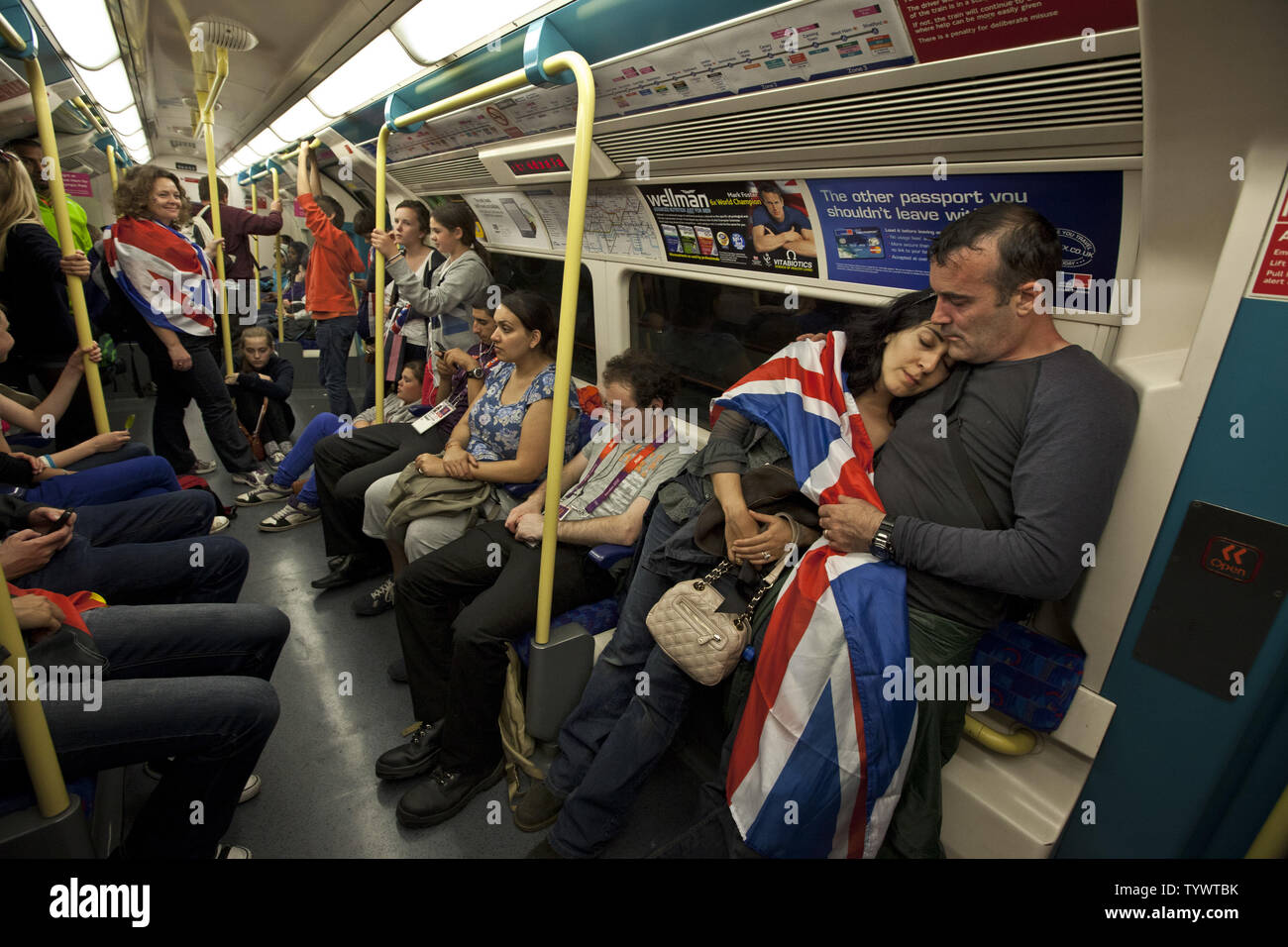 Stanco Olympic fans ride la Jubilee Line sulla metro dopo aver lasciato Olympic Park a Londra 2012 Olimpiadi di estate, il 6 agosto 2012 a Londra. UPI/Terry Schmitt Foto Stock