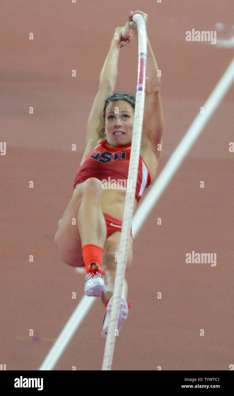 Jennifer Suhr degli STATI UNITI D'AMERICA lancia su la donna della Pole Vault al London 2012 Olimpiadi di estate il 6 agosto 2012 a Londra. Suhr ha vinto l'oro. UPI/Terry Schmitt Foto Stock