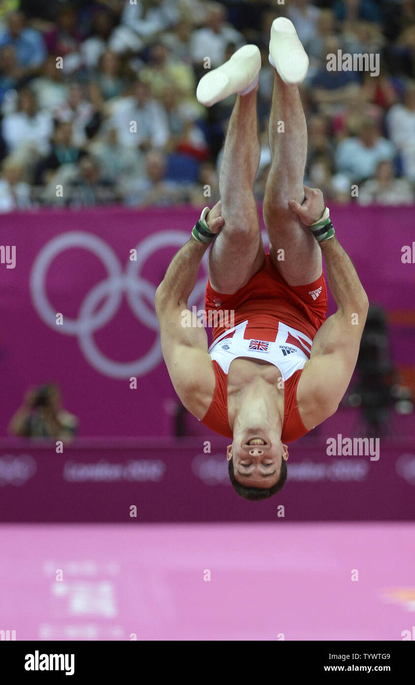 Ginnasta britannico Kristian Thomas è in volo come egli compete nel vault durante l'apparecchiatura finale, al Greenwich North Arena al 2012 Olimpiadi di estate, 6 agosto 2012, a Londra, in Inghilterra. UPI/Mike Theiler Foto Stock