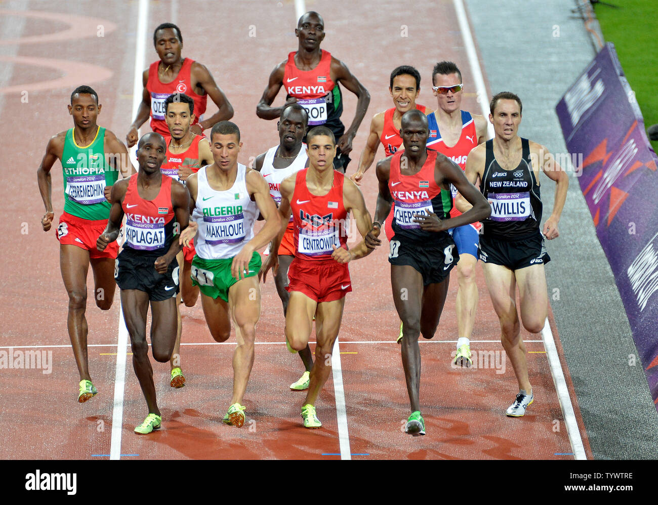 Taoufik Makhloufi di Algeria (11) bordi passato Silas Kiplagat del Kenya (L) e Matthew Centrowitz del Regno Statesas egli compete in uomini 1500M finale al London 2012 Olimpiadi di estate in agosto 7, 2012 in Stratford, Londra. Makhloufi ha vinto una medaglia di oro in caso con un tempo di 3:34.08 nel finale. UPI/Brian Kersey Foto Stock