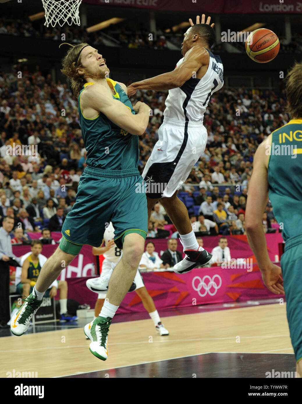 Degli Stati Uniti Russell Westbrook (R) collide con Australia David Barlow durante gli Stati Uniti-Australia di pallacanestro degli uomini di quarti Concorrenza al 2012 Olimpiadi di estate, 8 agosto 2012, a Londra, in Inghilterra. UPI/Mike Theiler Foto Stock