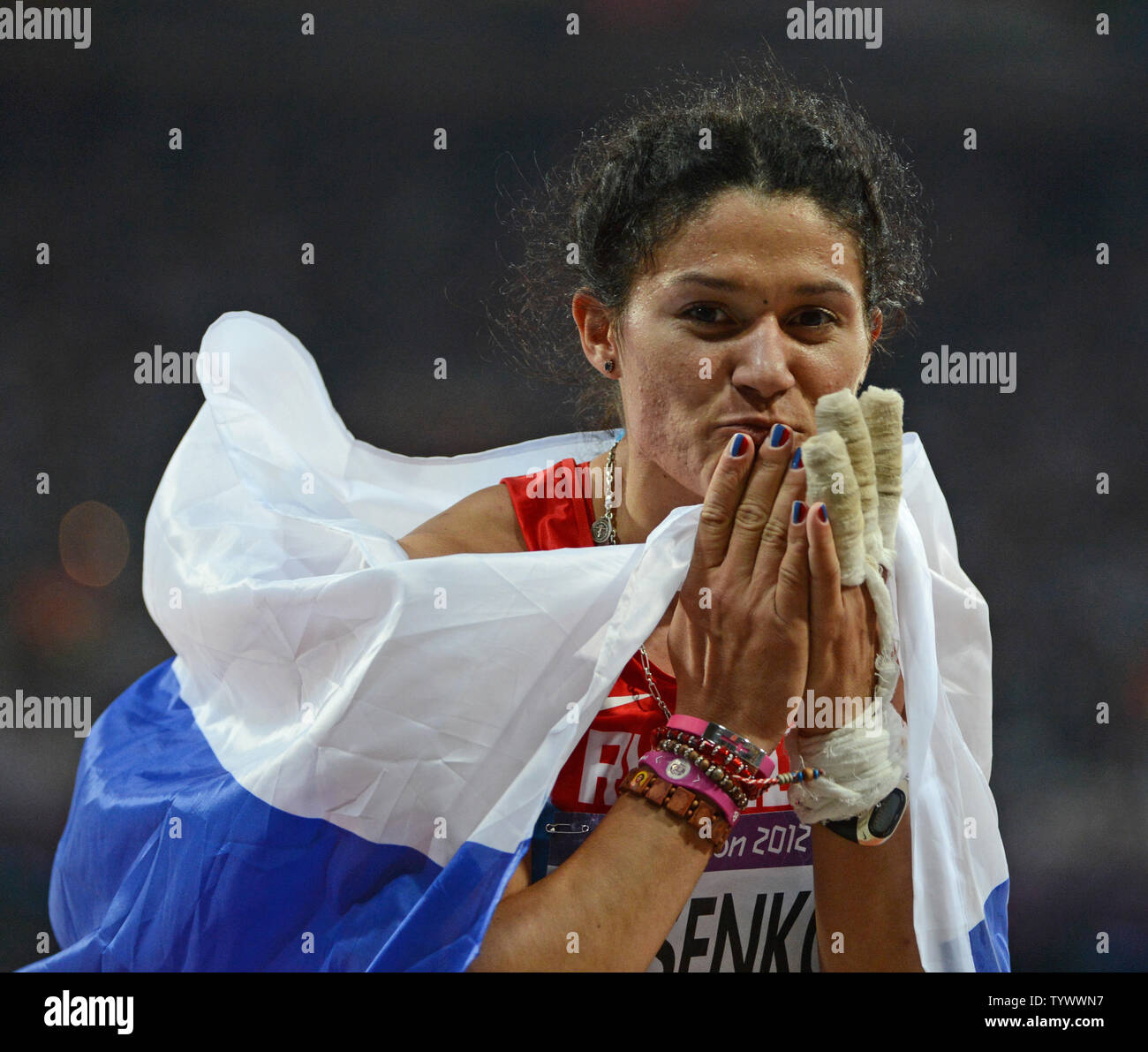 Tatyana Lysenko della Russia celebra l'oro in Donne Lancio del martello e un nuovo record olimpico a Londra 2012 Olimpiadi di estate il 10 agosto 2012 a Londra. UPI/Terry Schmitt Foto Stock